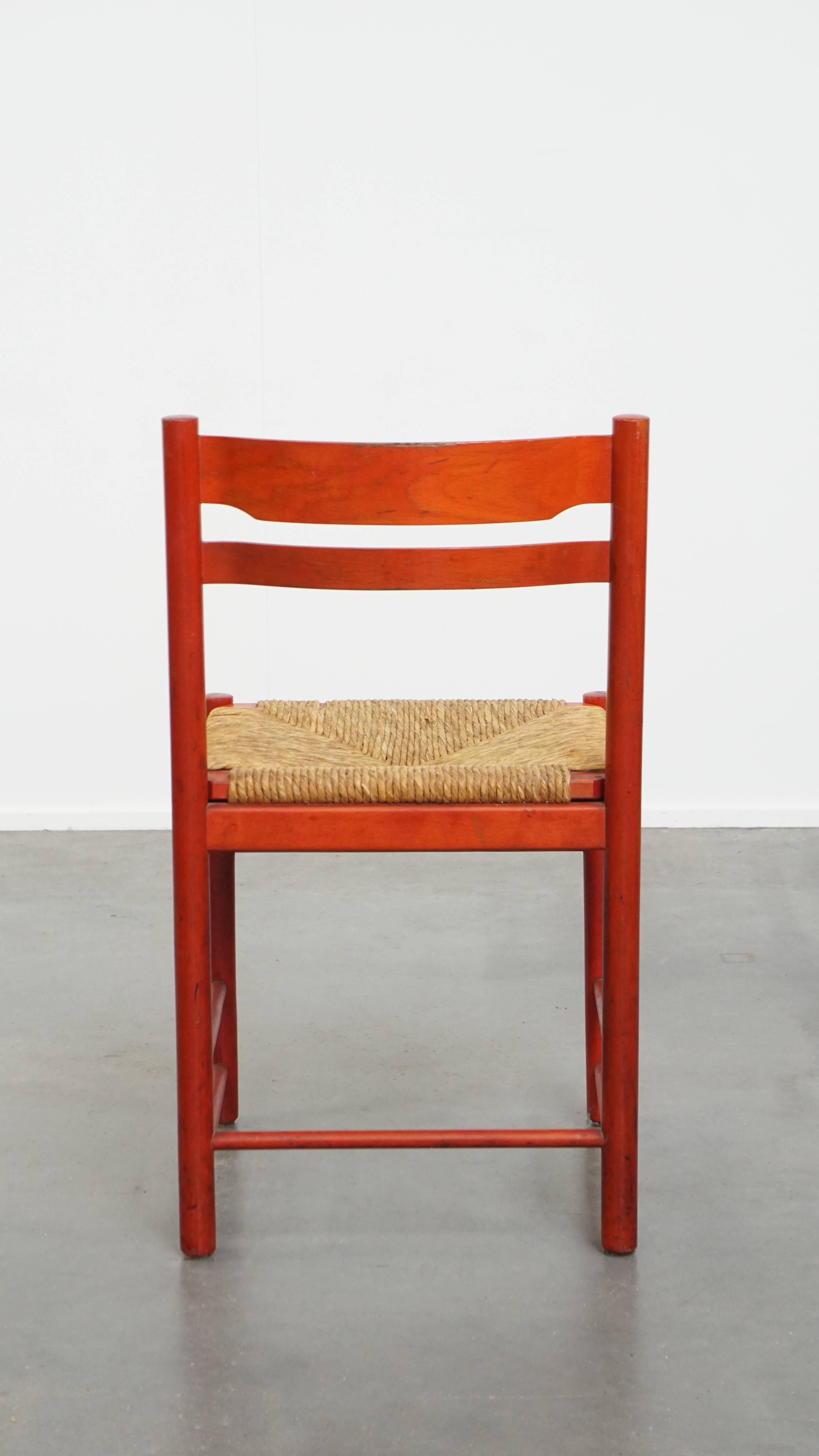 Roter Vintage-Stuhl aus Holz der 1970er Jahre mit geflochtenem Sitz im Zustand „Relativ gut“ im Angebot in Harderwijk, NL