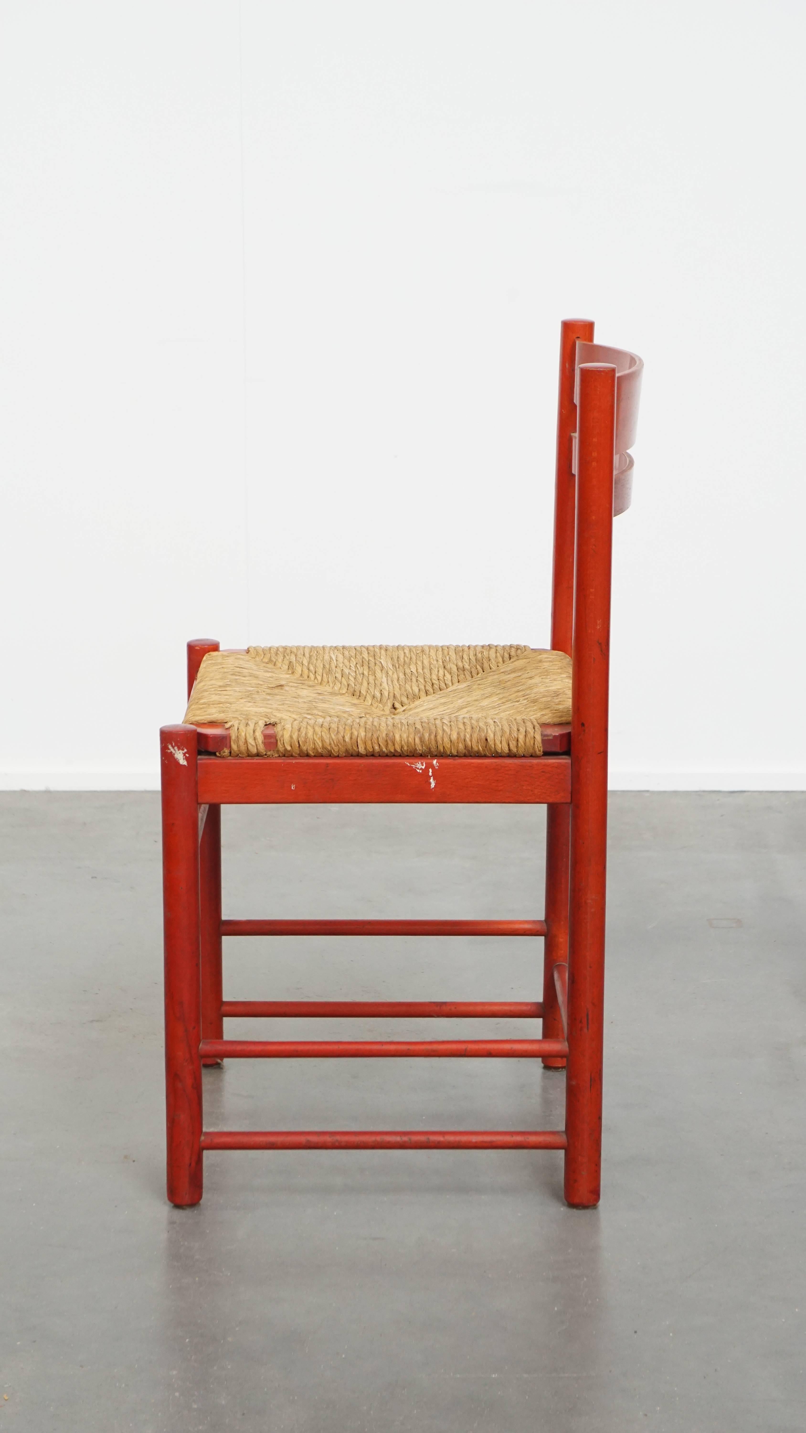 Roter Vintage-Stuhl aus Holz der 1970er Jahre mit geflochtenem Sitz (Ende des 20. Jahrhunderts) im Angebot
