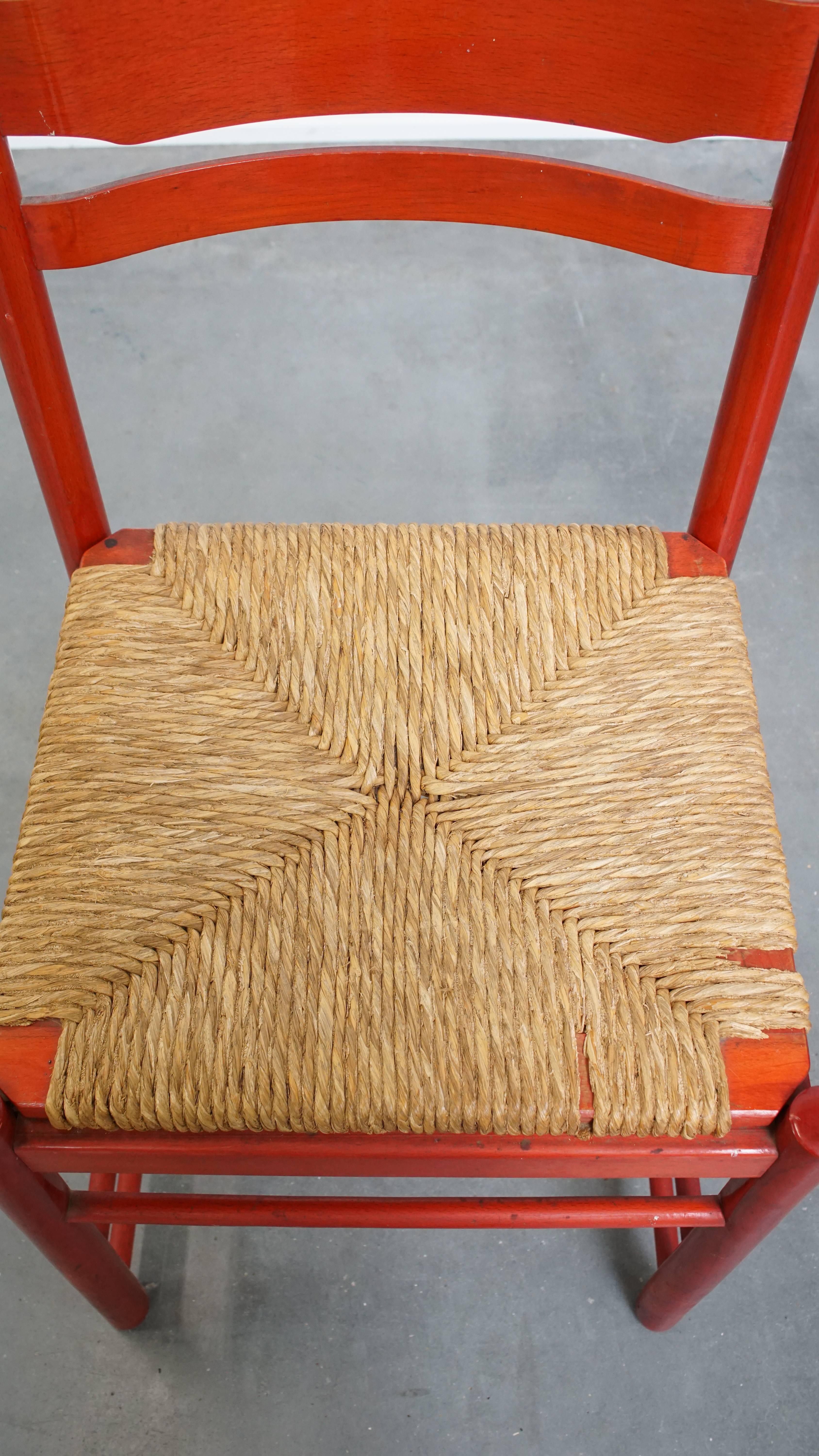 Roter Vintage-Stuhl aus Holz der 1970er Jahre mit geflochtenem Sitz (Korbweide) im Angebot