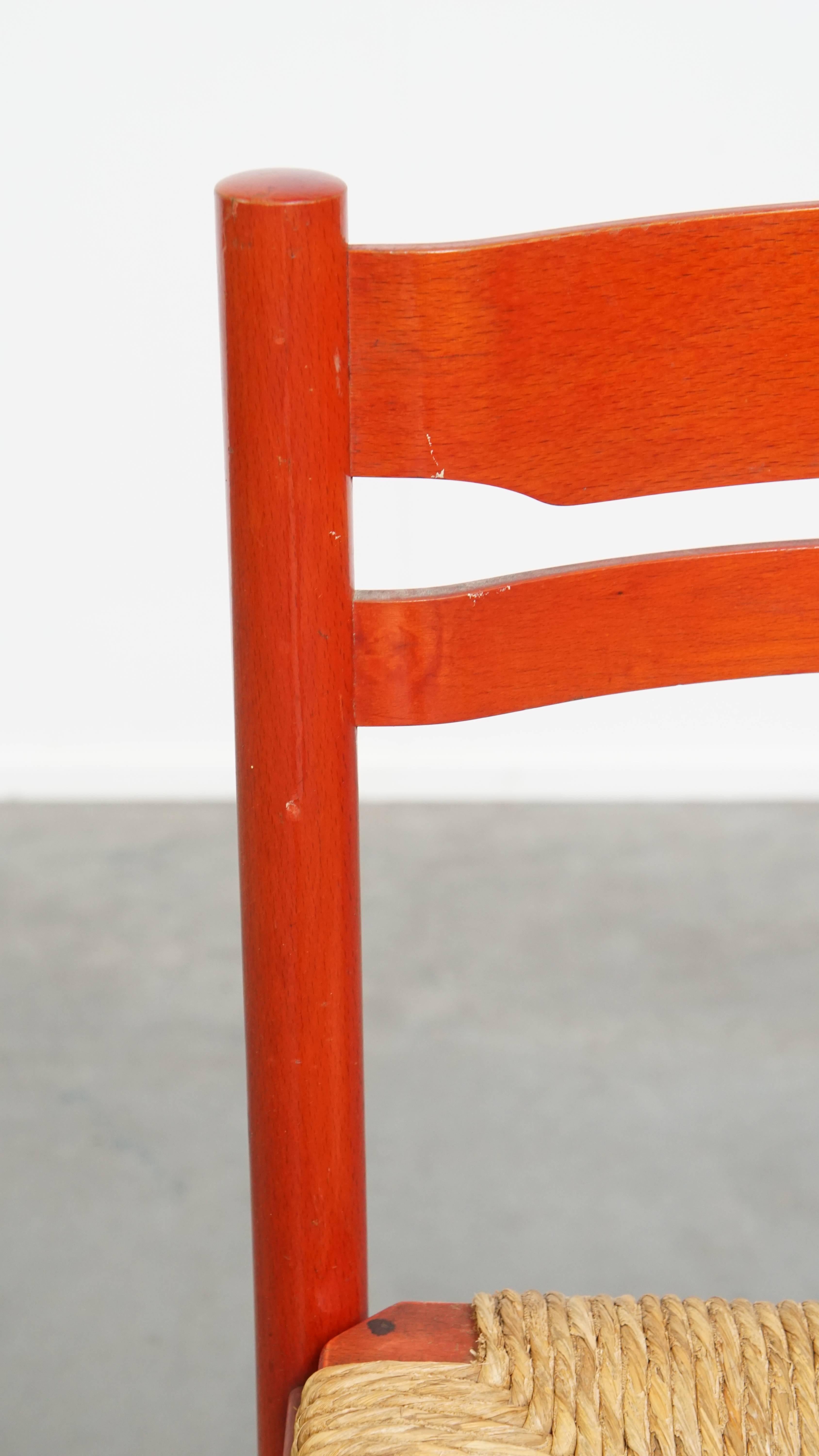 Roter Vintage-Stuhl aus Holz der 1970er Jahre mit geflochtenem Sitz im Angebot 1