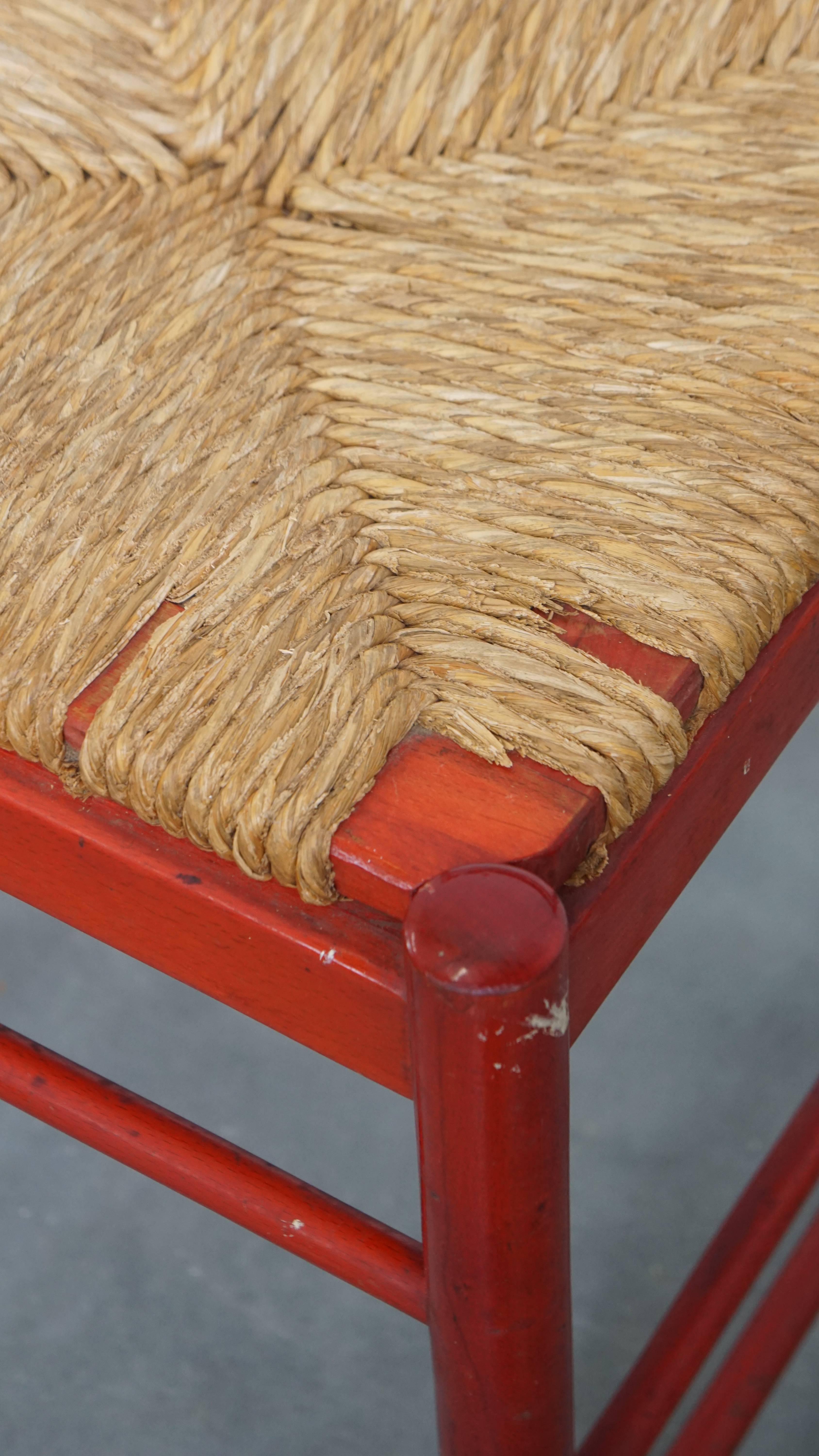 Roter Vintage-Stuhl aus Holz der 1970er Jahre mit geflochtenem Sitz im Angebot 3