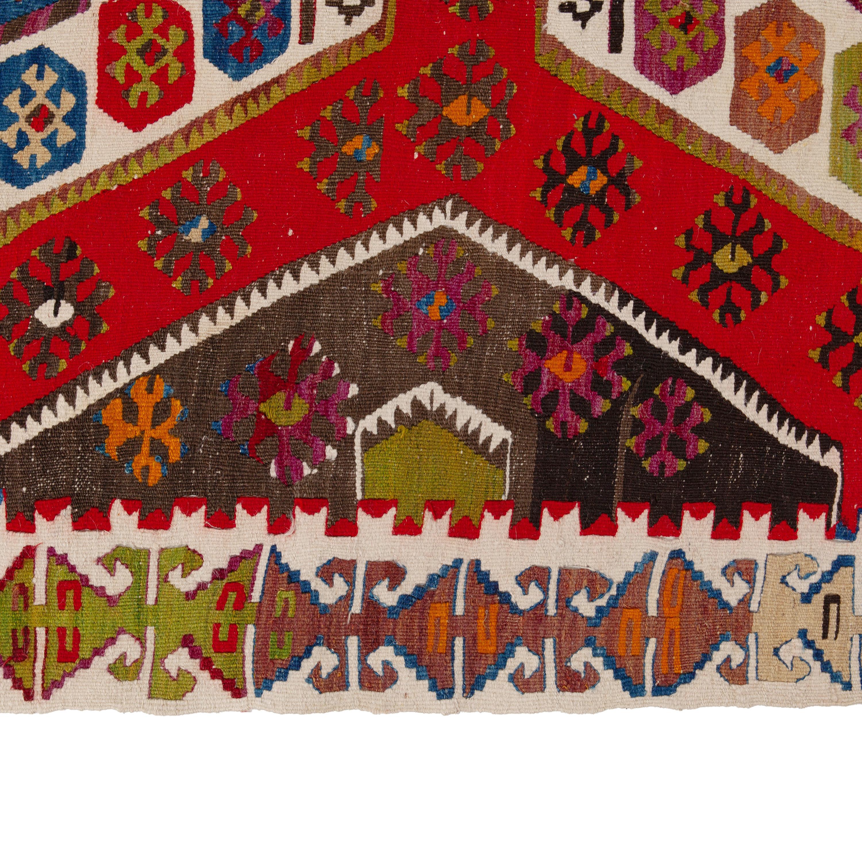 Unsere Kollektion flachgewebter Kilim-Teppiche wird wegen ihrer Vielseitigkeit und Langlebigkeit geschätzt und stammt aus der ganzen Welt. Jedes Stück wurde in Handarbeit gefertigt, wobei Fasern und Farben miteinander verwoben wurden, um eine reiche