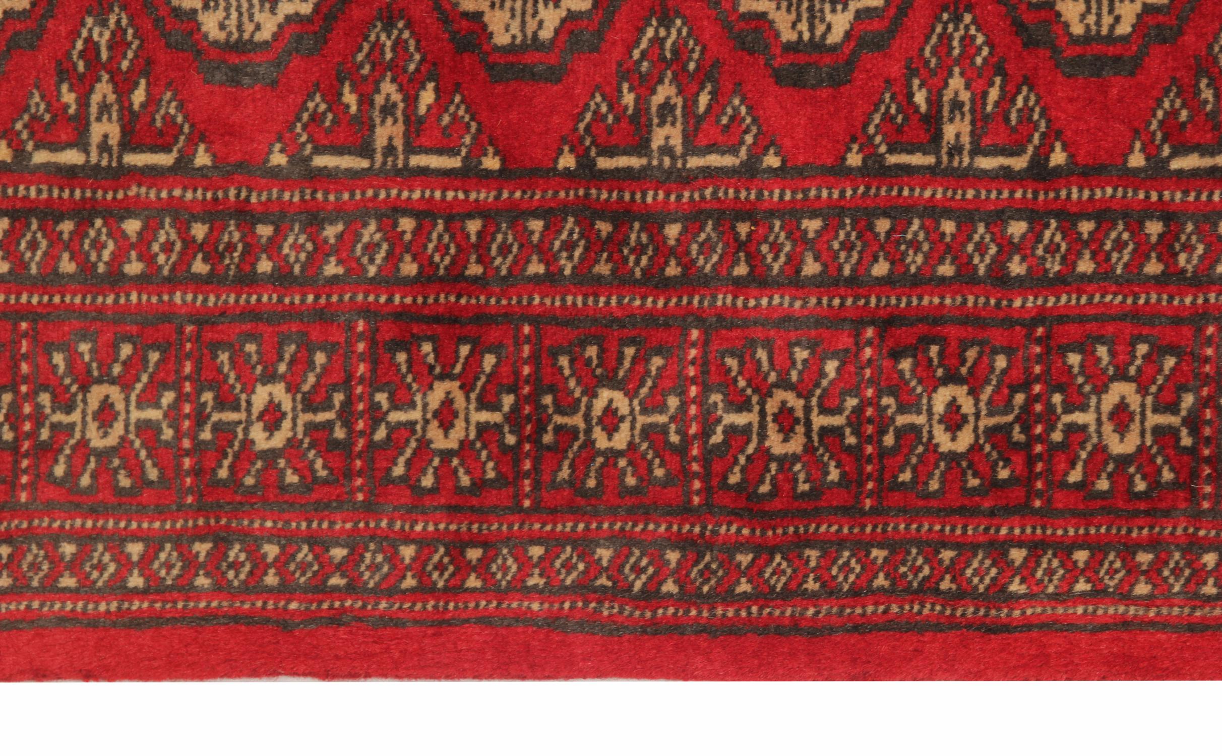 Rot Vintage Wolle Turkmen Läufer, handgefertigt Geometrische Medaillon Flur Teppich (Hollywood Regency) im Angebot