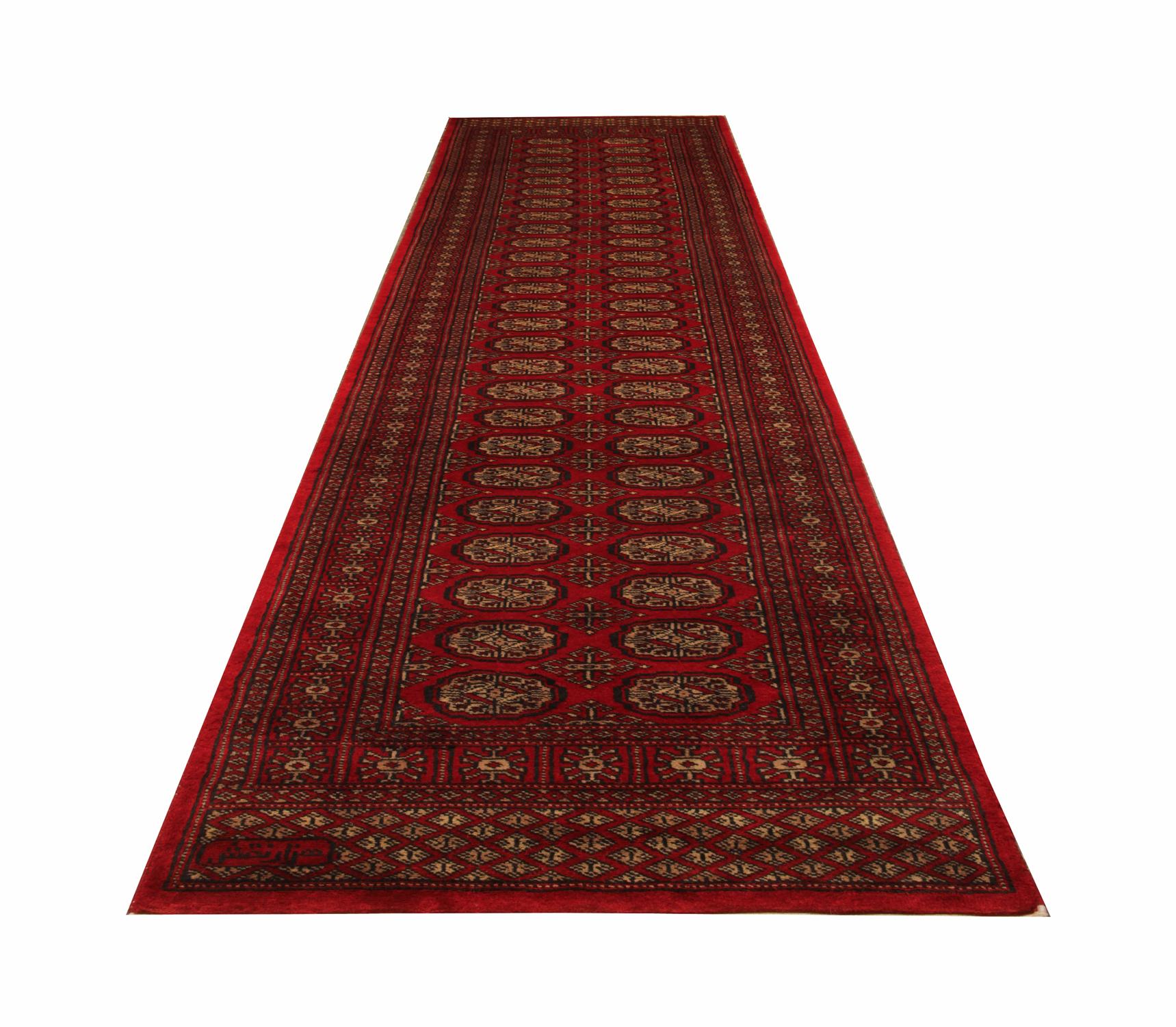 Rot Vintage Wolle Turkmen Läufer, handgefertigt Geometrische Medaillon Flur Teppich (Pakistanisch) im Angebot