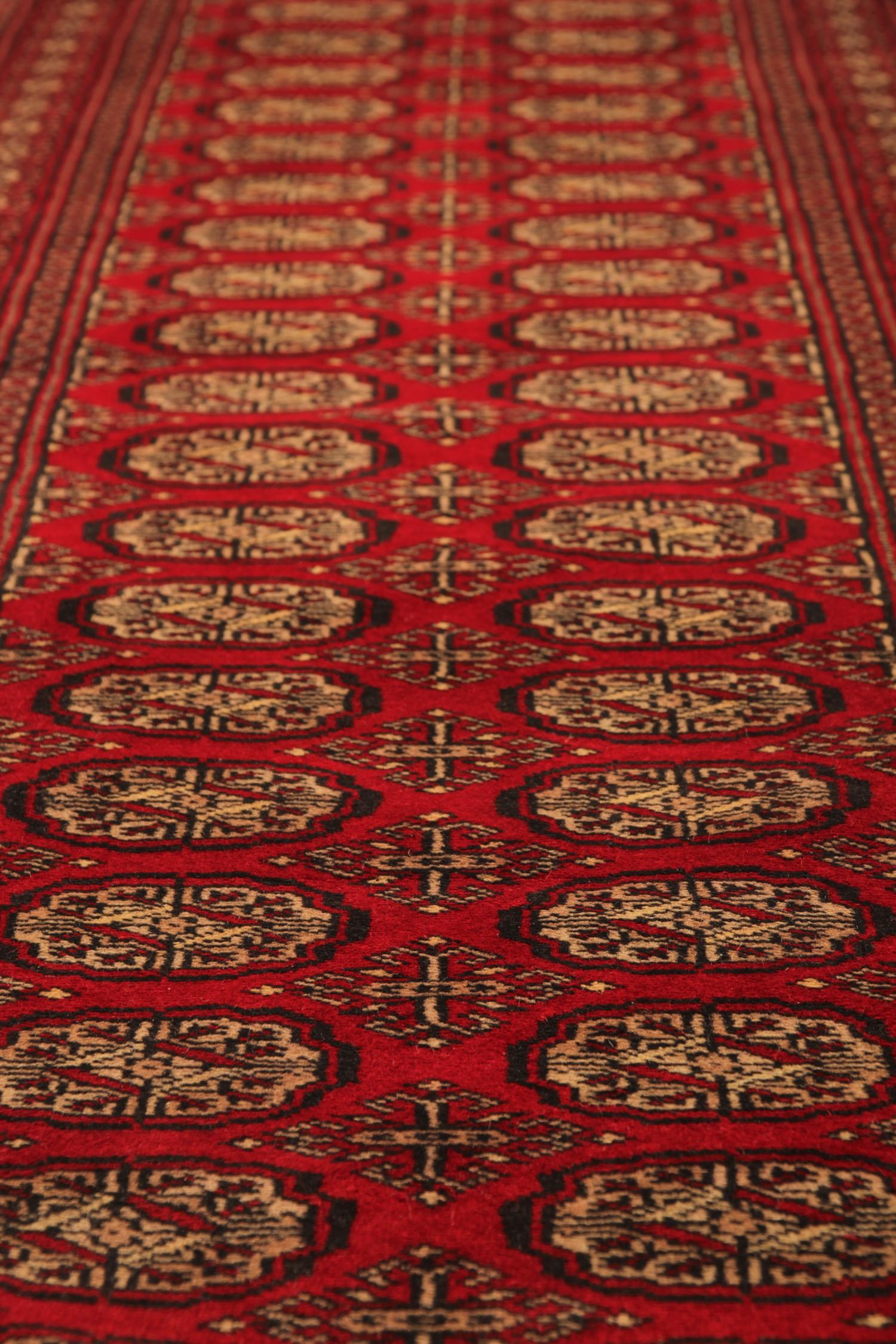 Rot Vintage Wolle Turkmen Läufer, handgefertigt Geometrische Medaillon Flur Teppich (Handgewebt) im Angebot