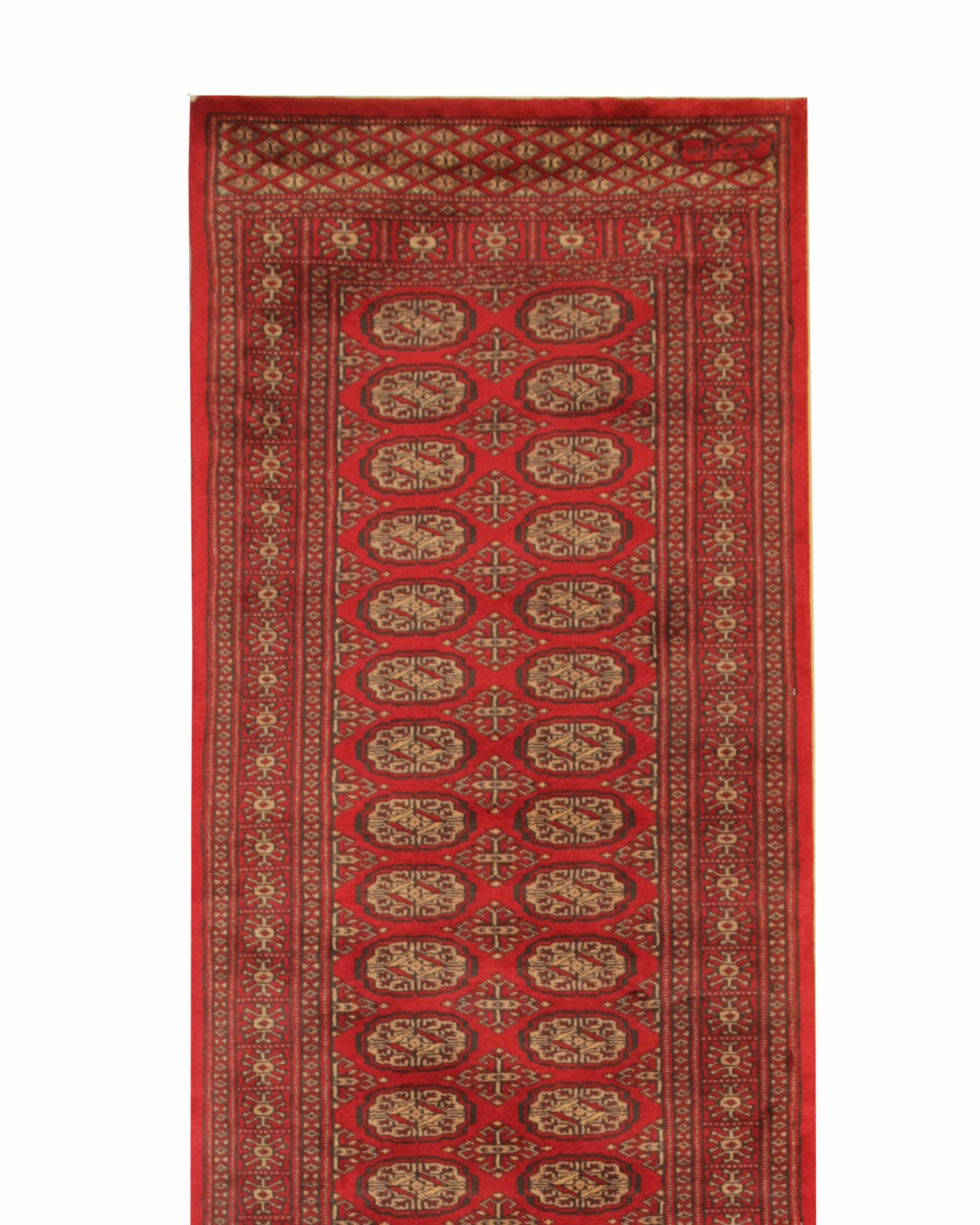 Rot Vintage Wolle Turkmen Läufer, handgefertigt Geometrische Medaillon Flur Teppich (Ende des 20. Jahrhunderts) im Angebot