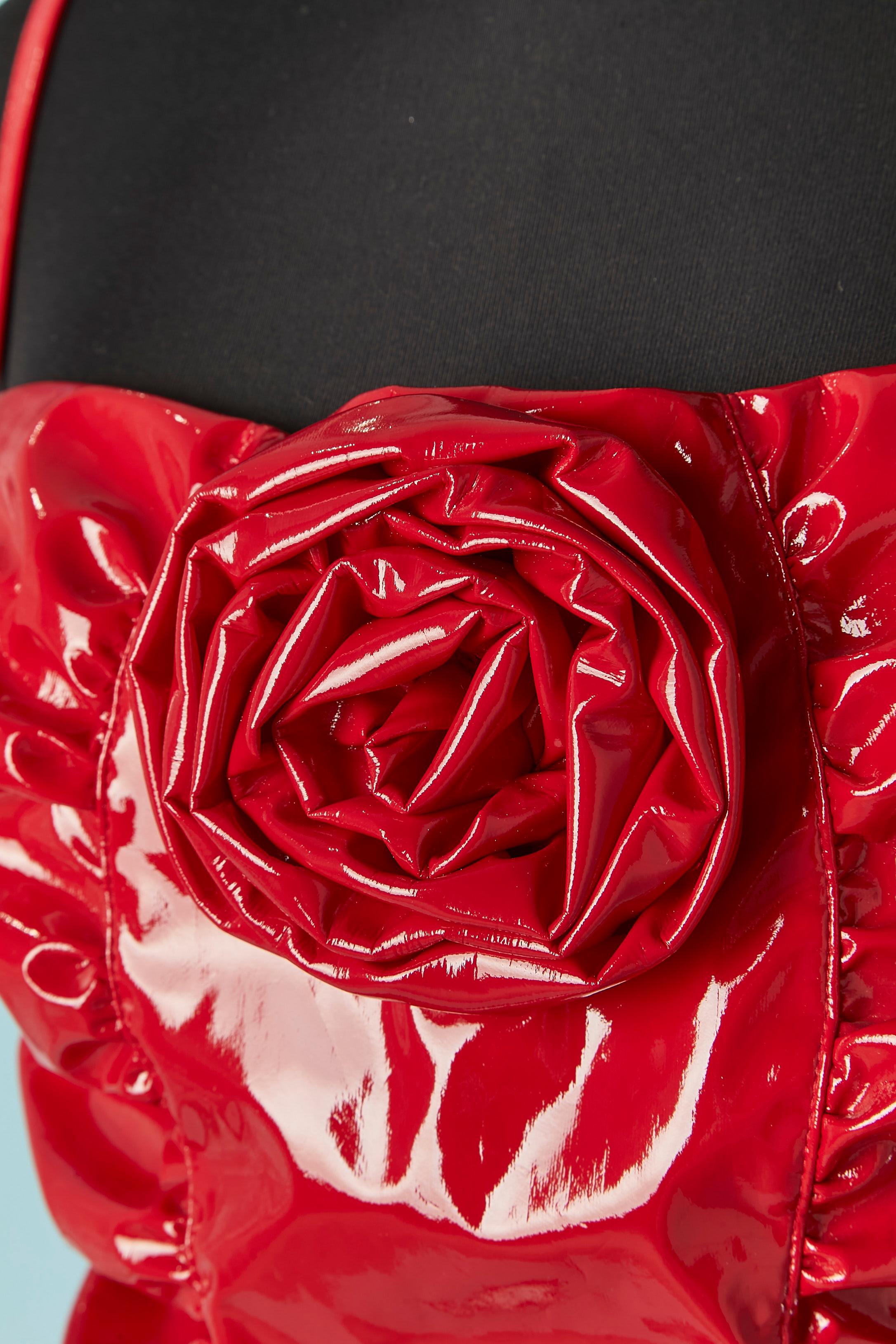 Rotes Polyester-Vinyl-Bustier mit Blume. Futter aus Polyester. Reißverschluss an der Seite des Rückens + Haken & Ösen. Verstellbare Länge des Schultergurtes mit Knopf (ein zusätzlicher Knopf wird mitgeliefert) 
GRÖSSE 42 (It) 6 (Us) M 