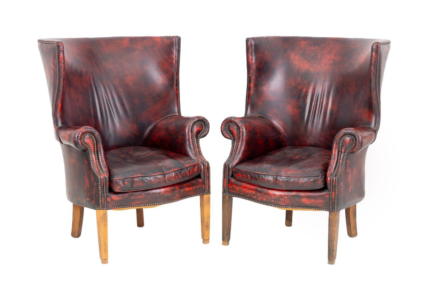Pareja de sillones Wingback tapizados en vinilo rojo, con detalles de clavos remachados.

44,5