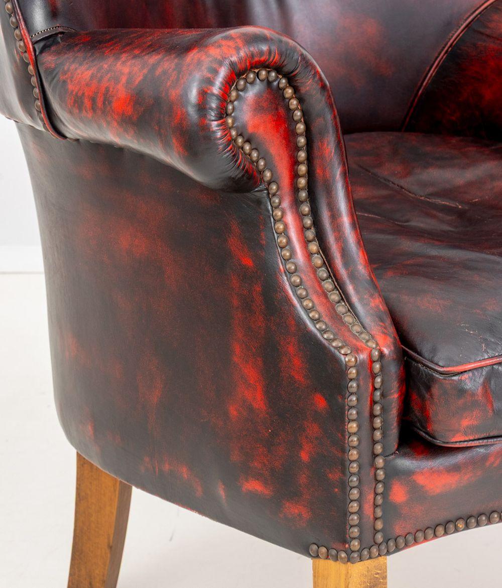 Pareja de Sillones Ala Tapizados en Vinilo Rojo siglo XX en venta