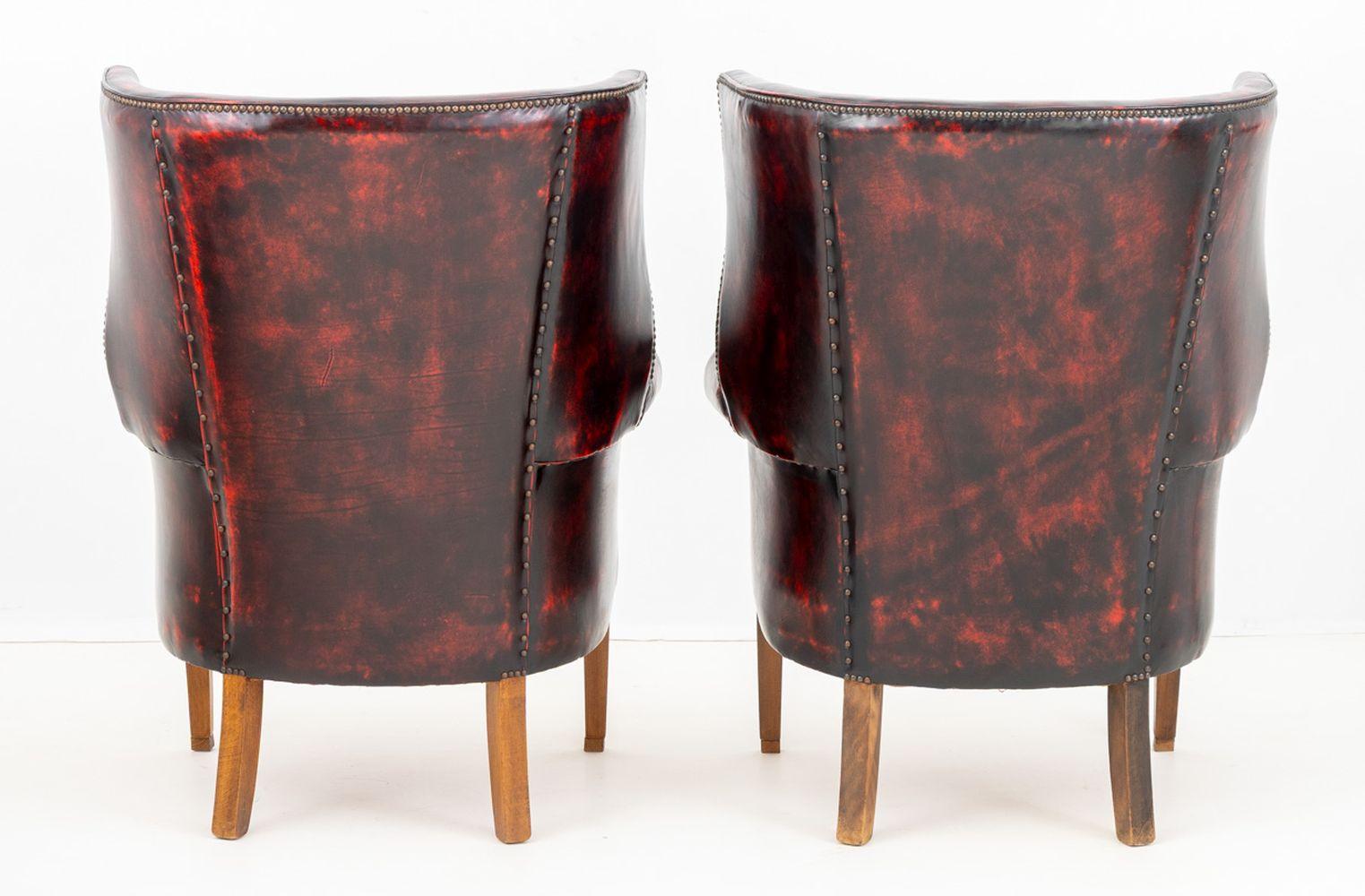 Pareja de Sillones Ala Tapizados en Vinilo Rojo en venta 1