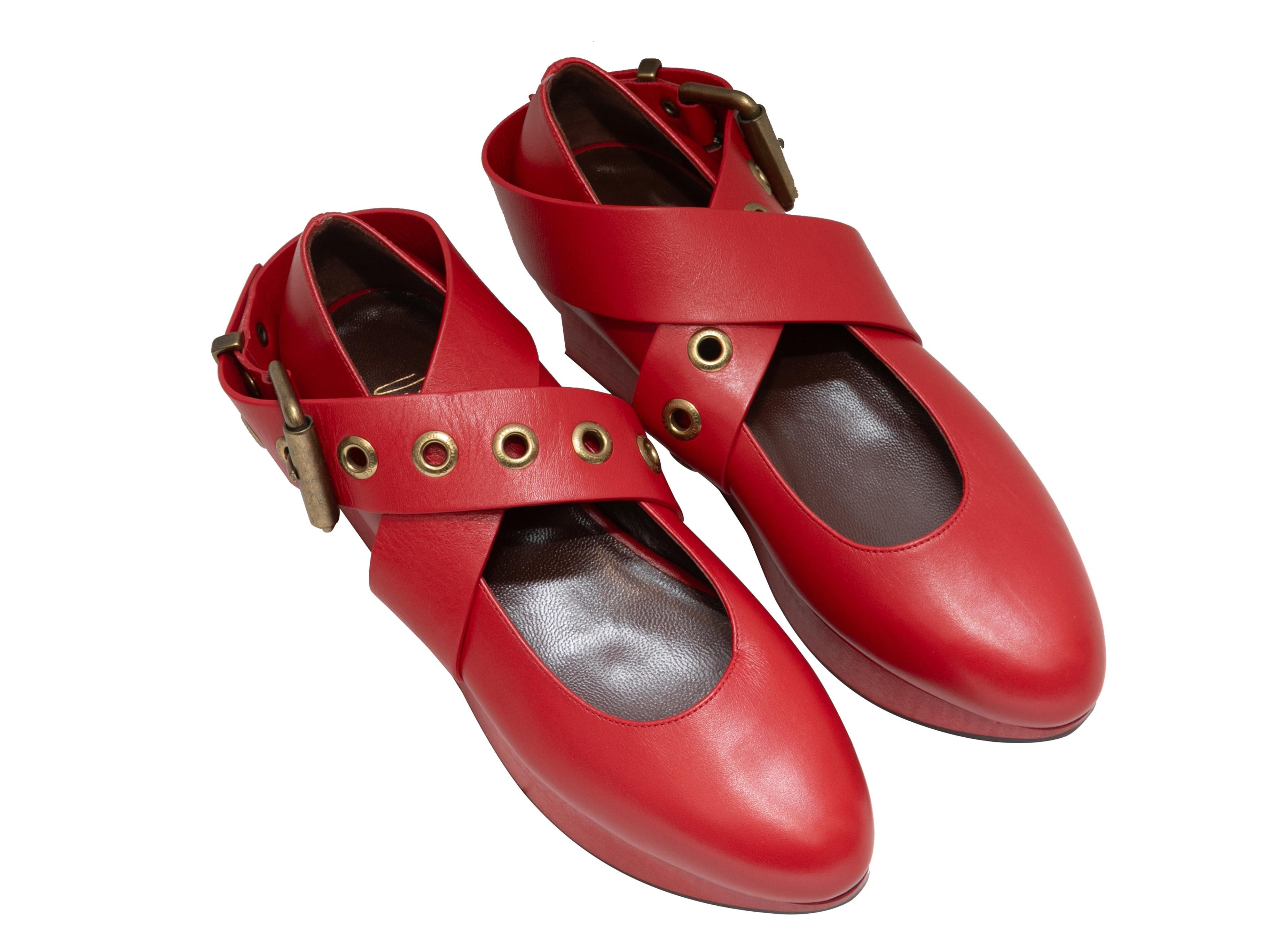 Detalles del producto: Plataformas de ballet Rocking Horse de piel roja de Vivienne Westwood. Herrajes dorados. Cierres de hebilla en las tiras del tobillo. Altura de la plataforma de 1,5