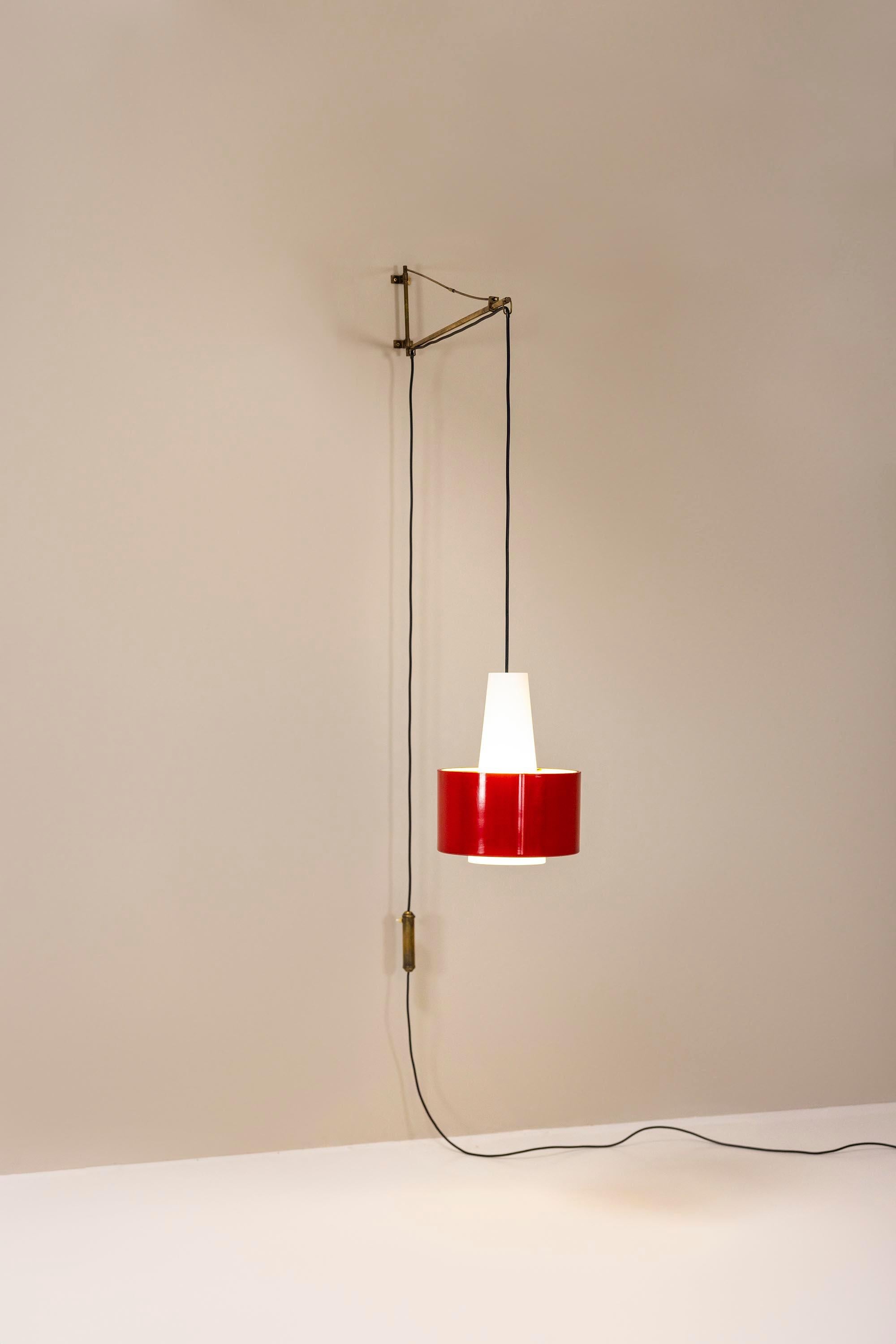 Milieu du XXe siècle Applique rouge modèle 2601 par Gaetano Sciolari pour Stilnovo, Italie, années 1950 en vente