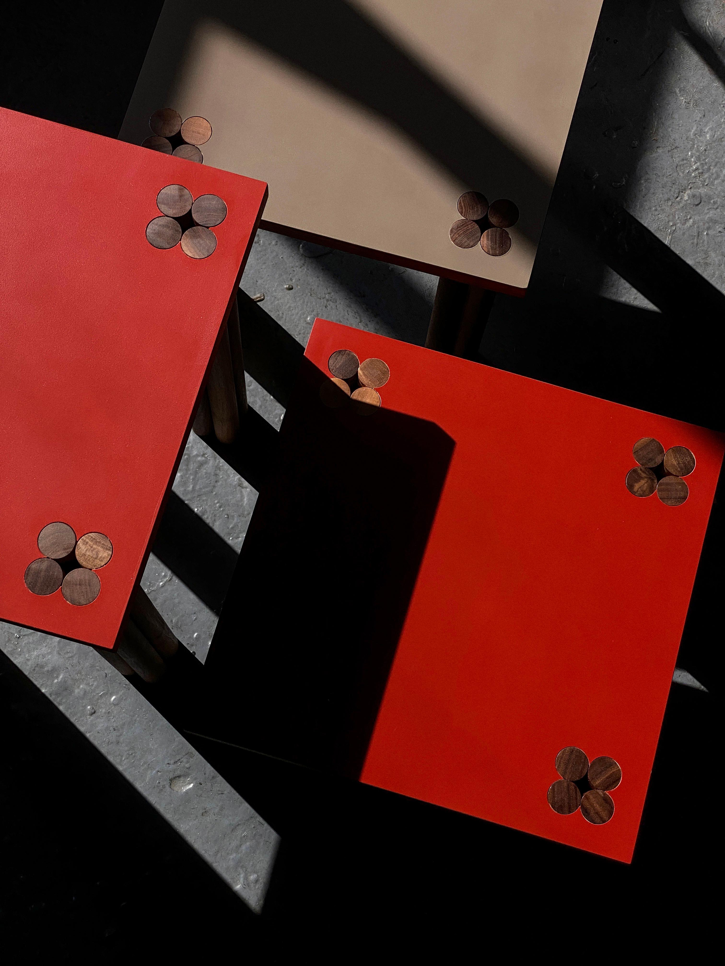 Table d'appoint Hana rouge et noyer en vente 1