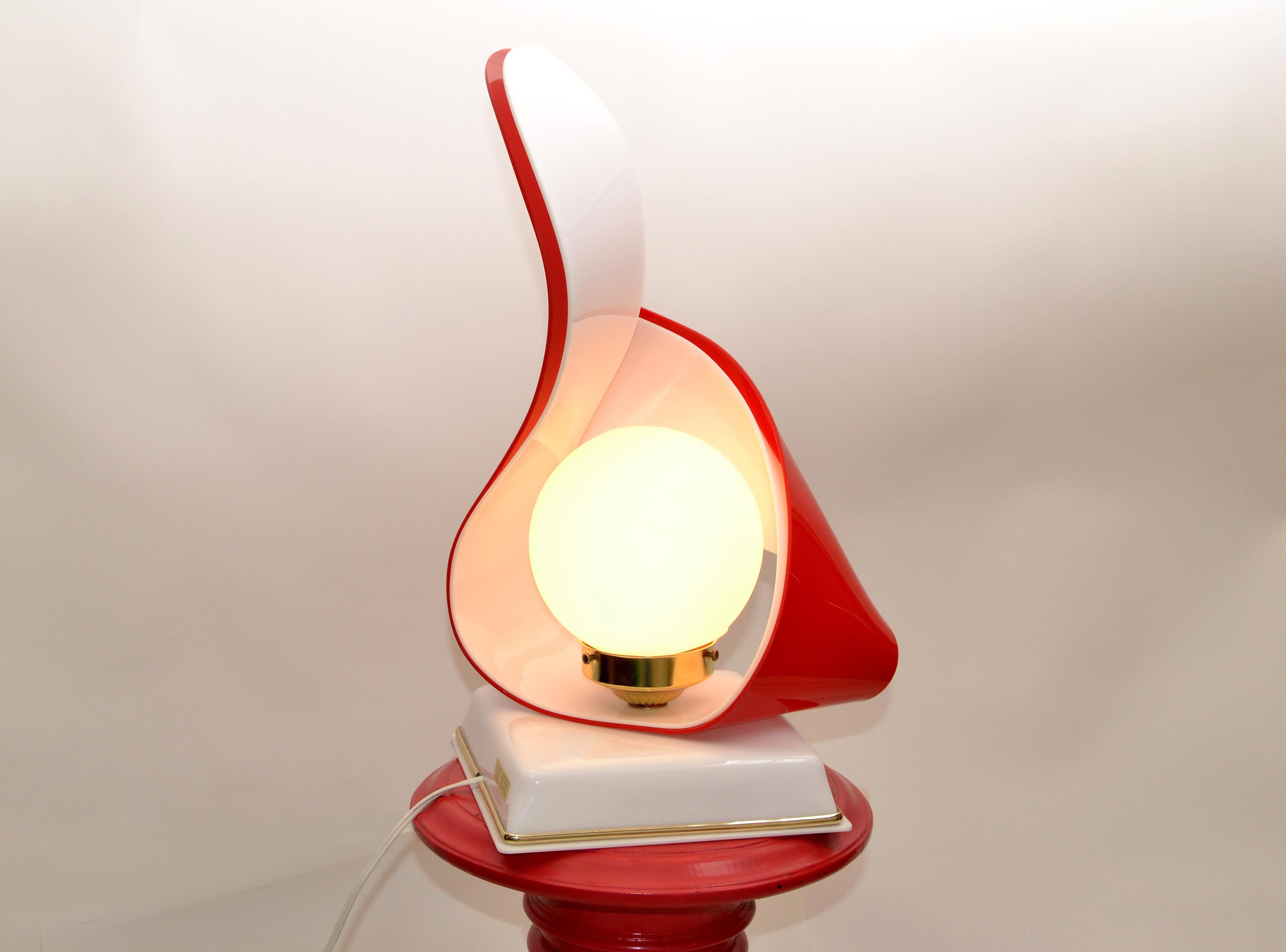 Rot-weiße Acryl-Skulptur-Tischlampe von Acryl Design aus weißem Opalglas im Angebot 3