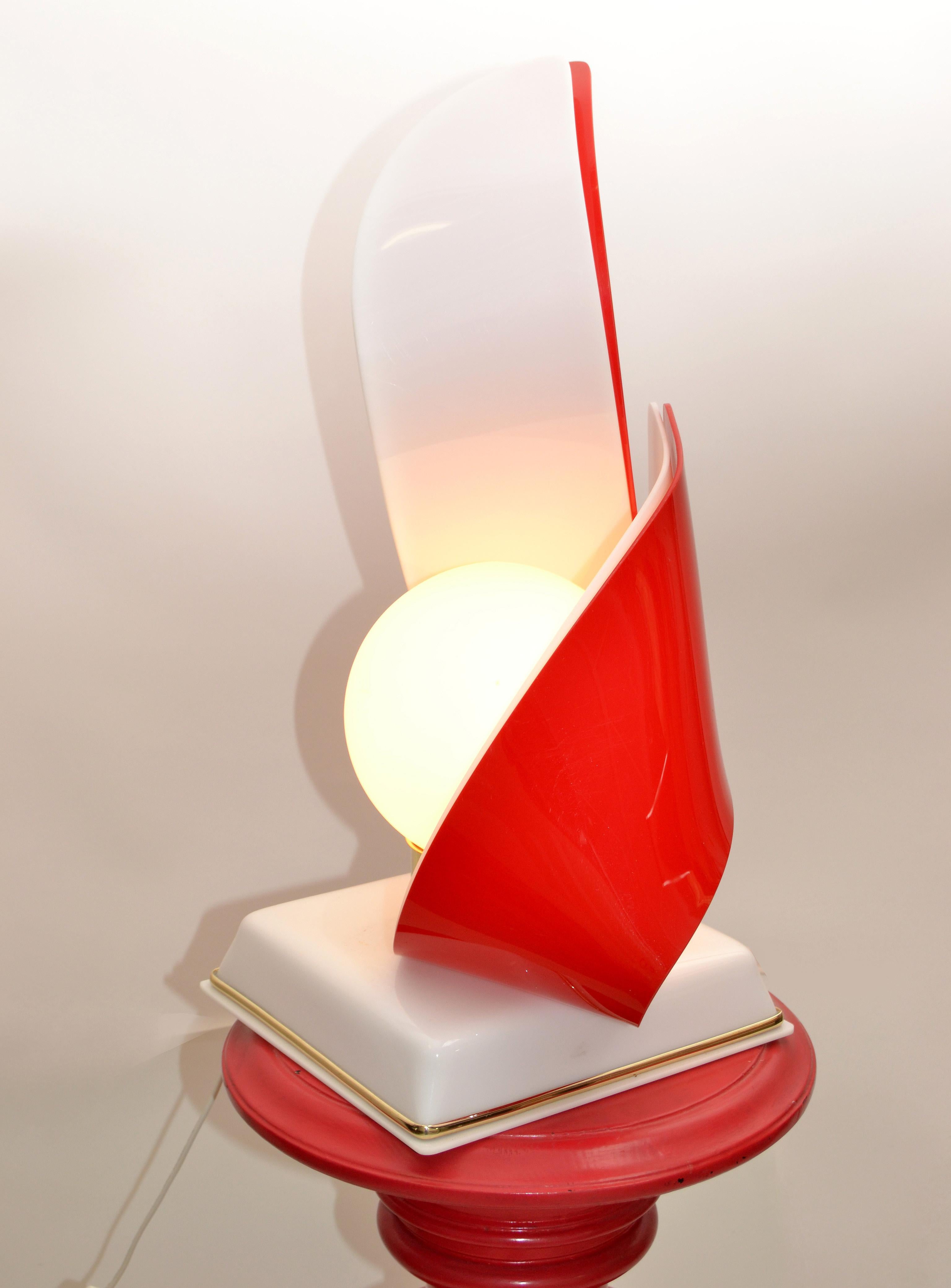 Rot-weiße Acryl-Skulptur-Tischlampe von Acryl Design aus weißem Opalglas im Angebot 5