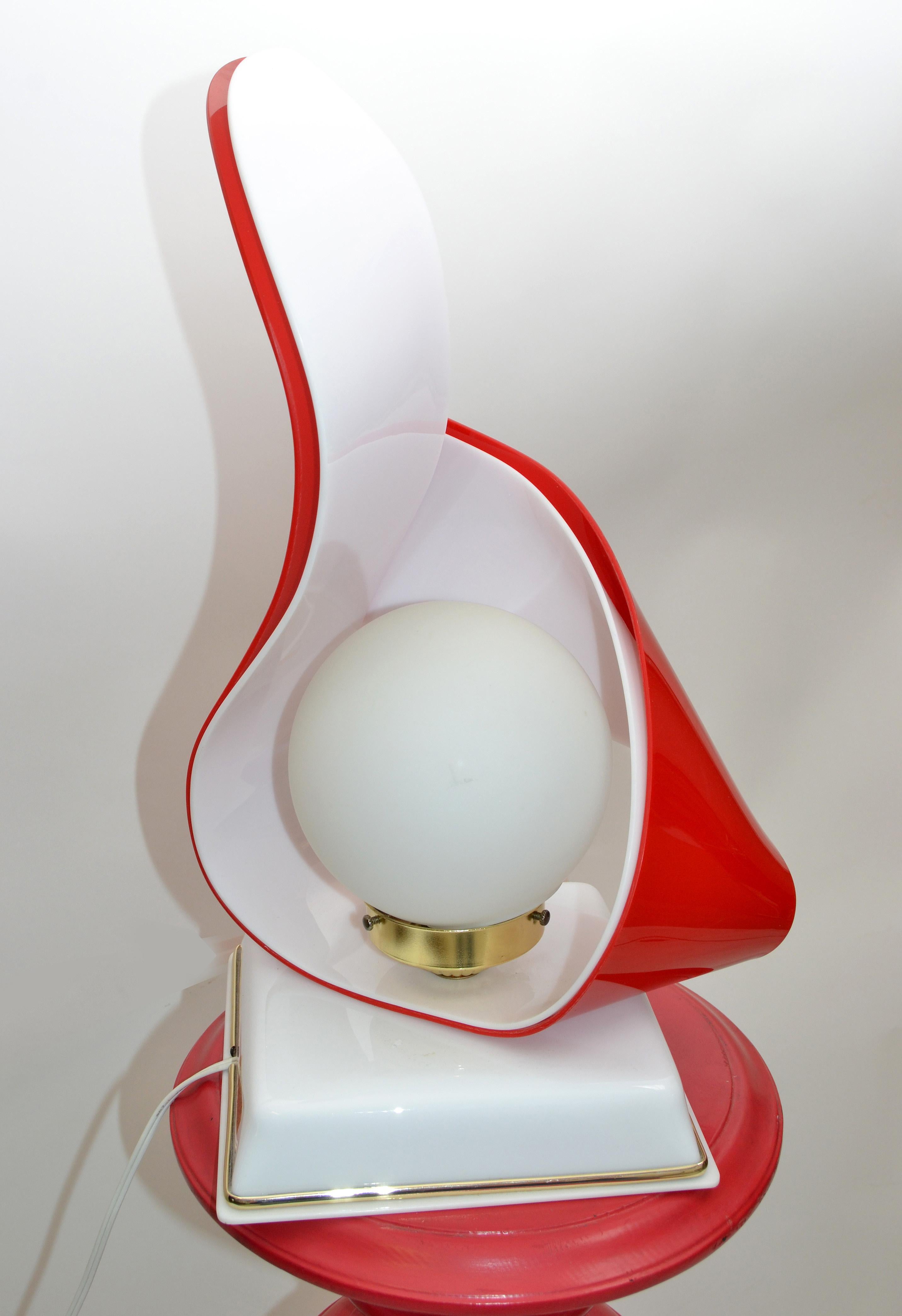 Rot-weiße Acryl-Skulptur-Tischlampe von Acryl Design aus weißem Opalglas im Angebot 7