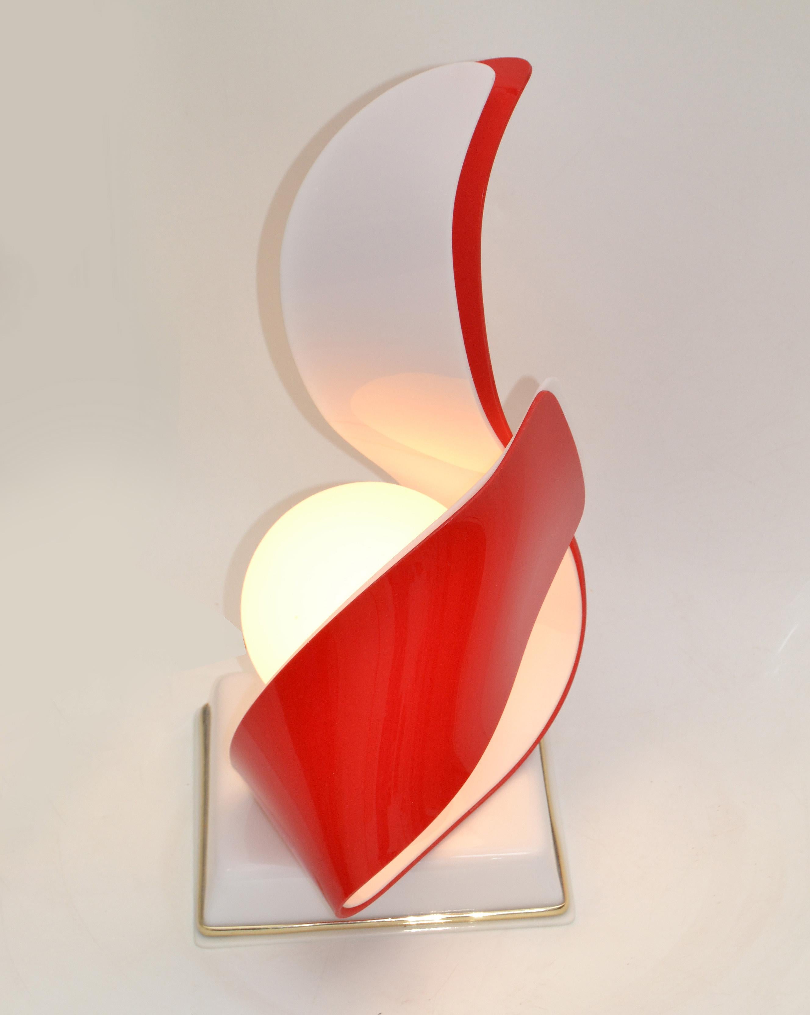 Rot-weiße Acryl-Skulptur-Tischlampe von Acryl Design aus weißem Opalglas (Moderne der Mitte des Jahrhunderts) im Angebot