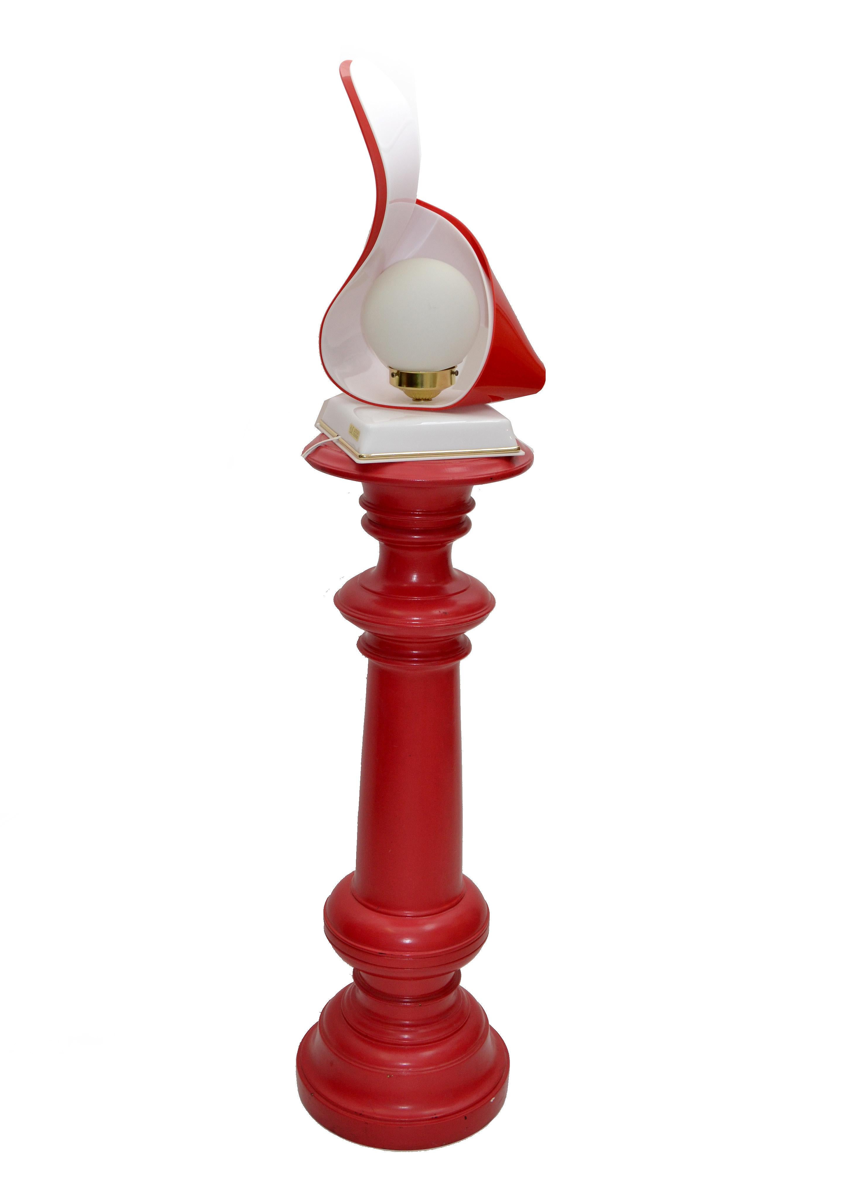 Mid-Century Modern Red & White Acrylic Sculptural Table Lamp by Acrylic Design White Opaline Glass For Sale