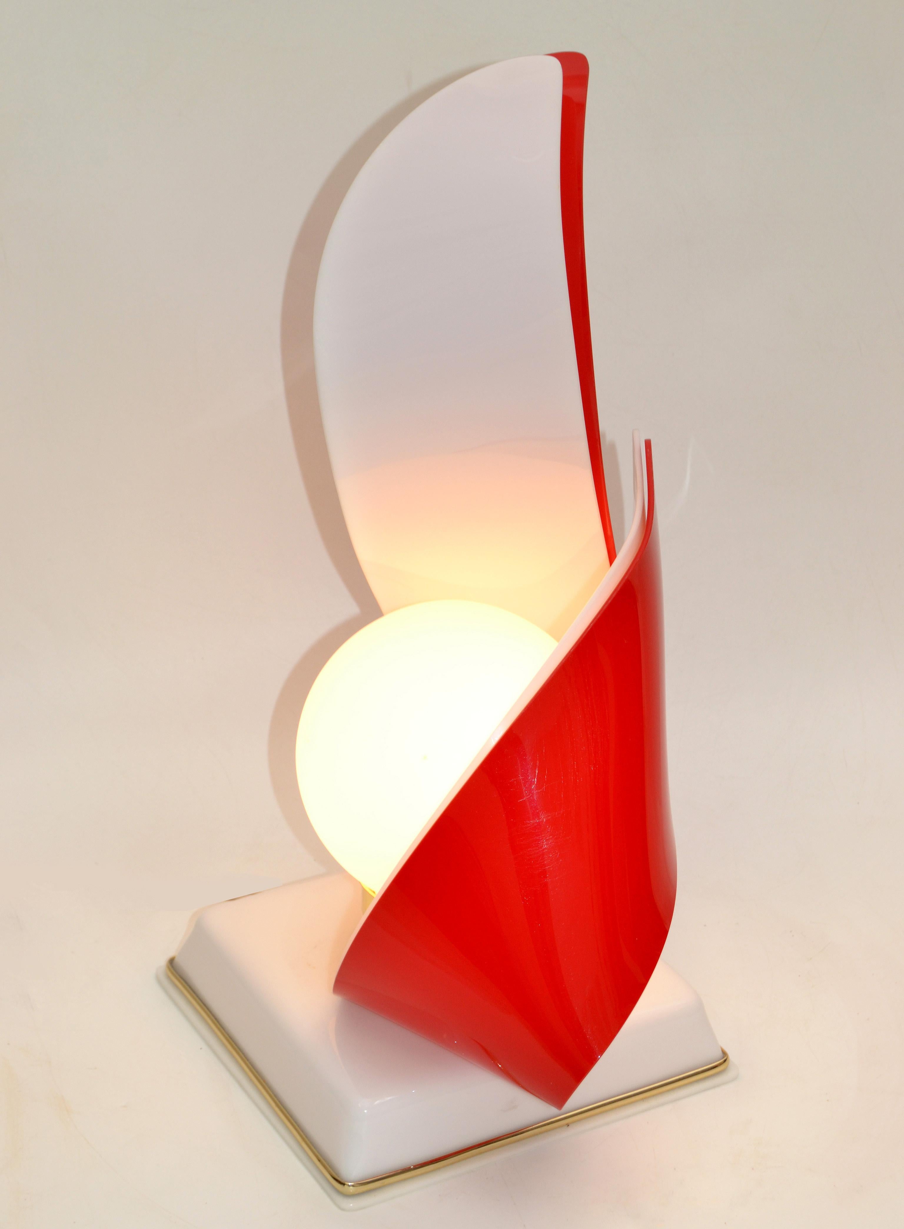 Rot-weiße Acryl-Skulptur-Tischlampe von Acryl Design aus weißem Opalglas (Handgefertigt) im Angebot