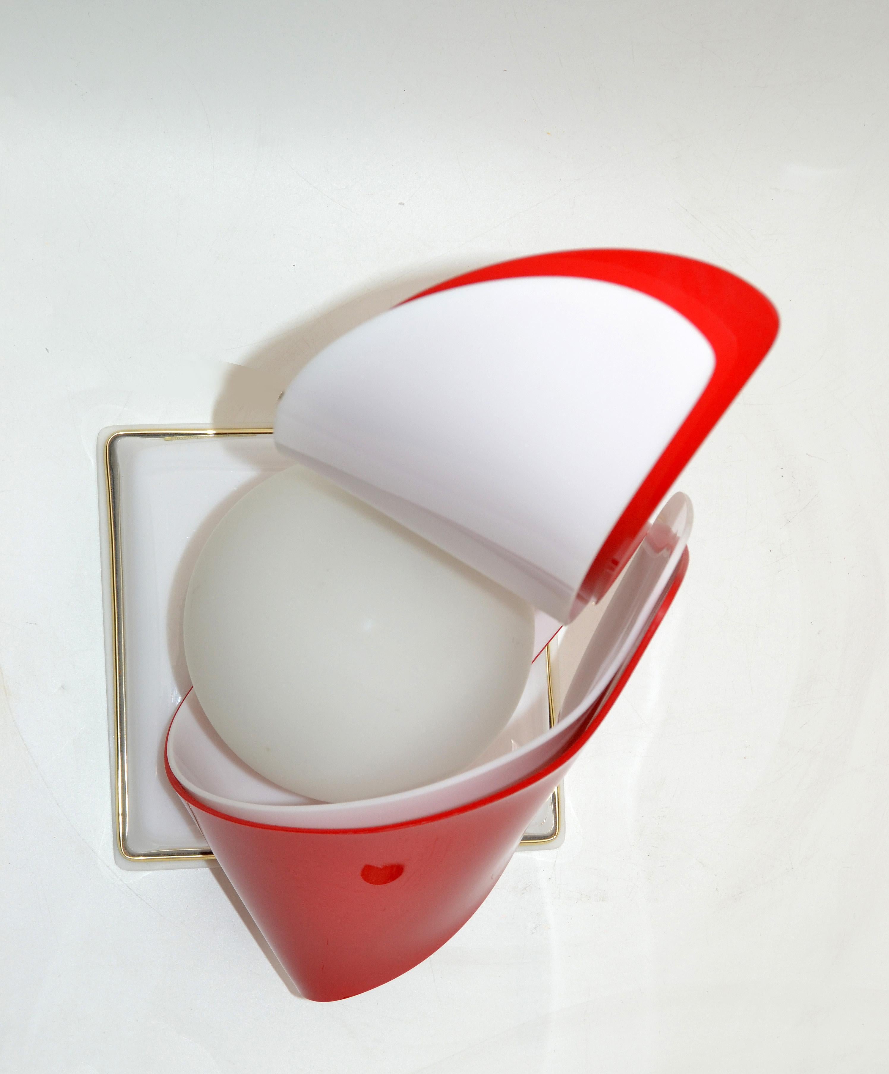 Rot-weiße Acryl-Skulptur-Tischlampe von Acryl Design aus weißem Opalglas (Ende des 20. Jahrhunderts) im Angebot