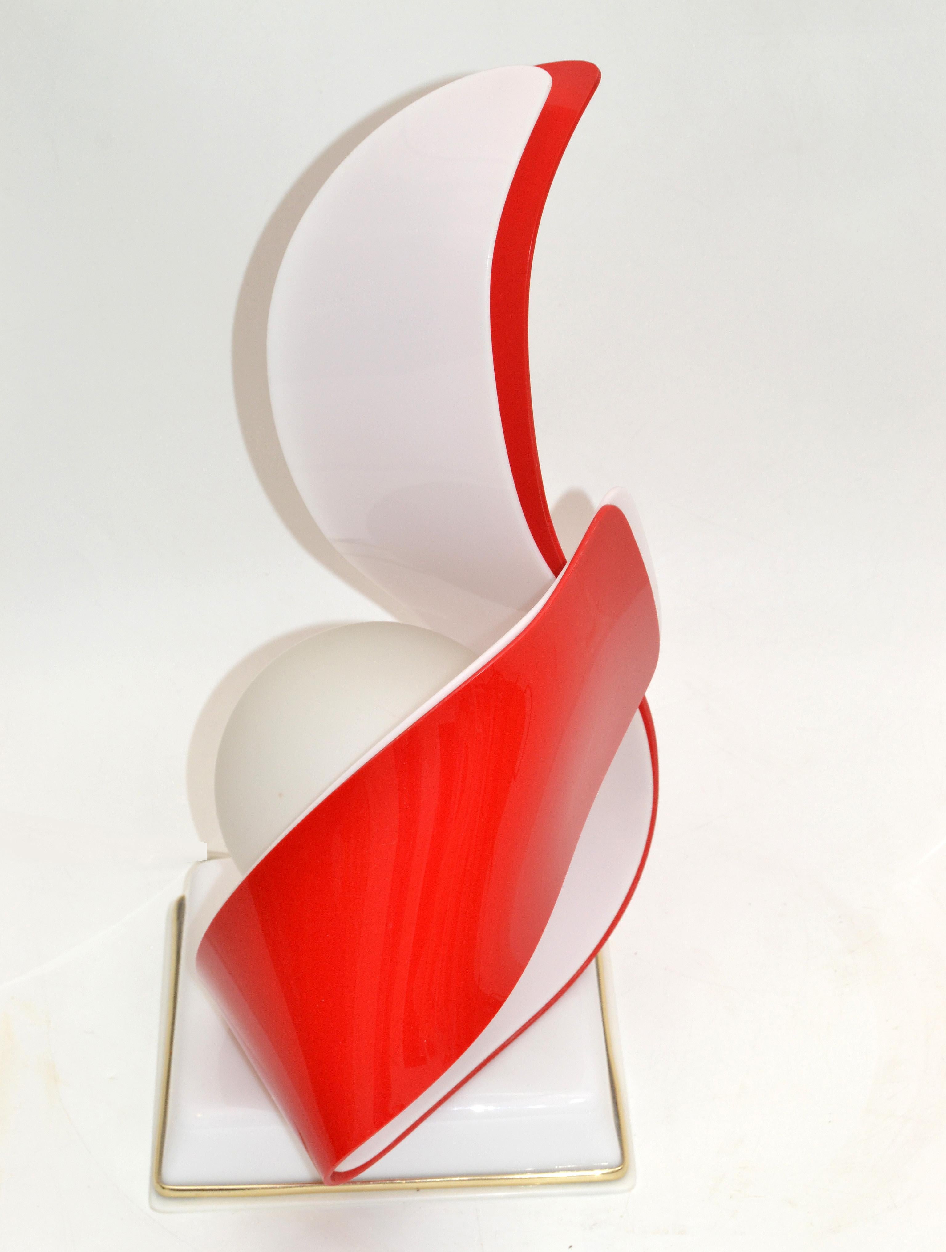 Rot-weiße Acryl-Skulptur-Tischlampe von Acryl Design aus weißem Opalglas (Messing) im Angebot