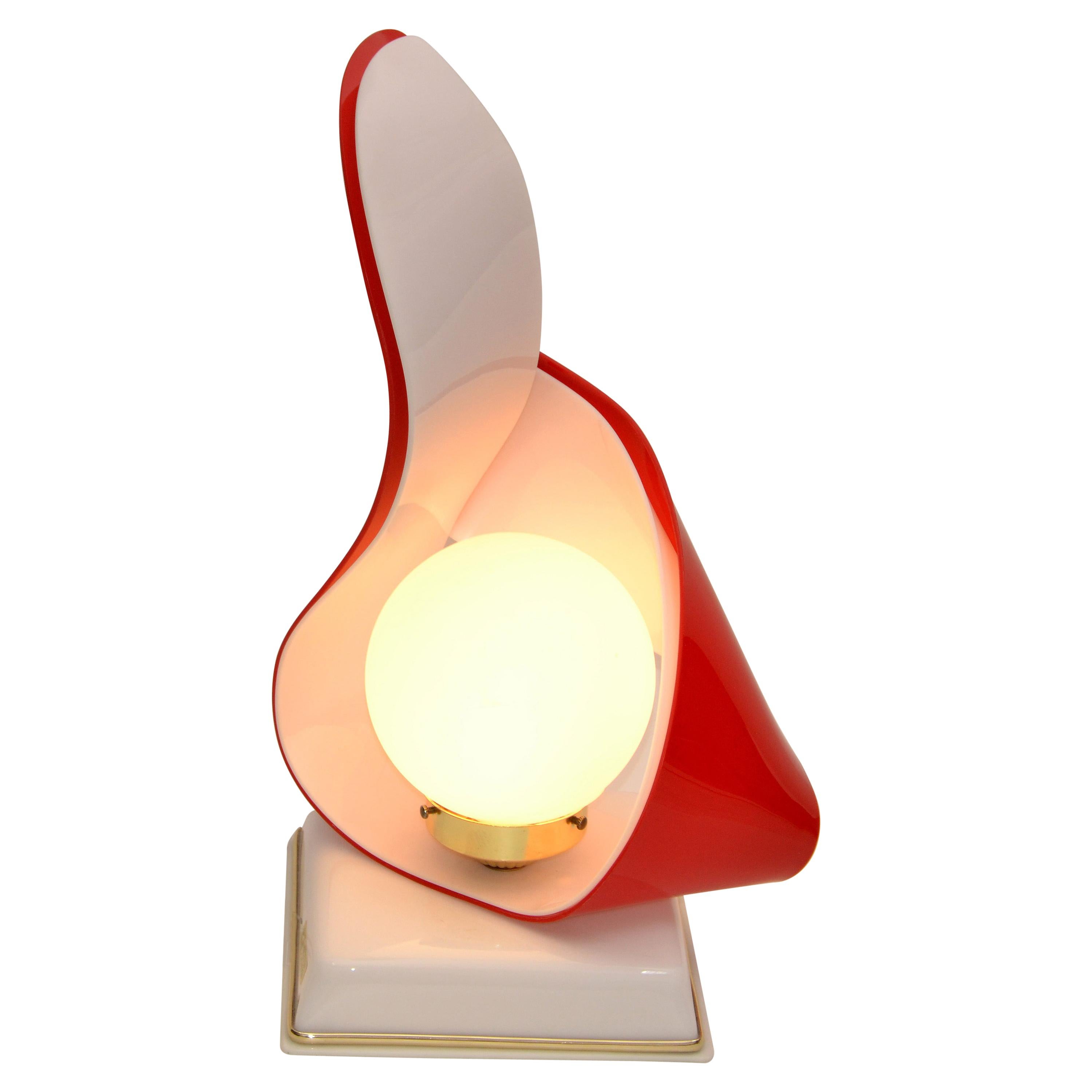 Rot-weiße Acryl-Skulptur-Tischlampe von Acryl Design aus weißem Opalglas im Angebot