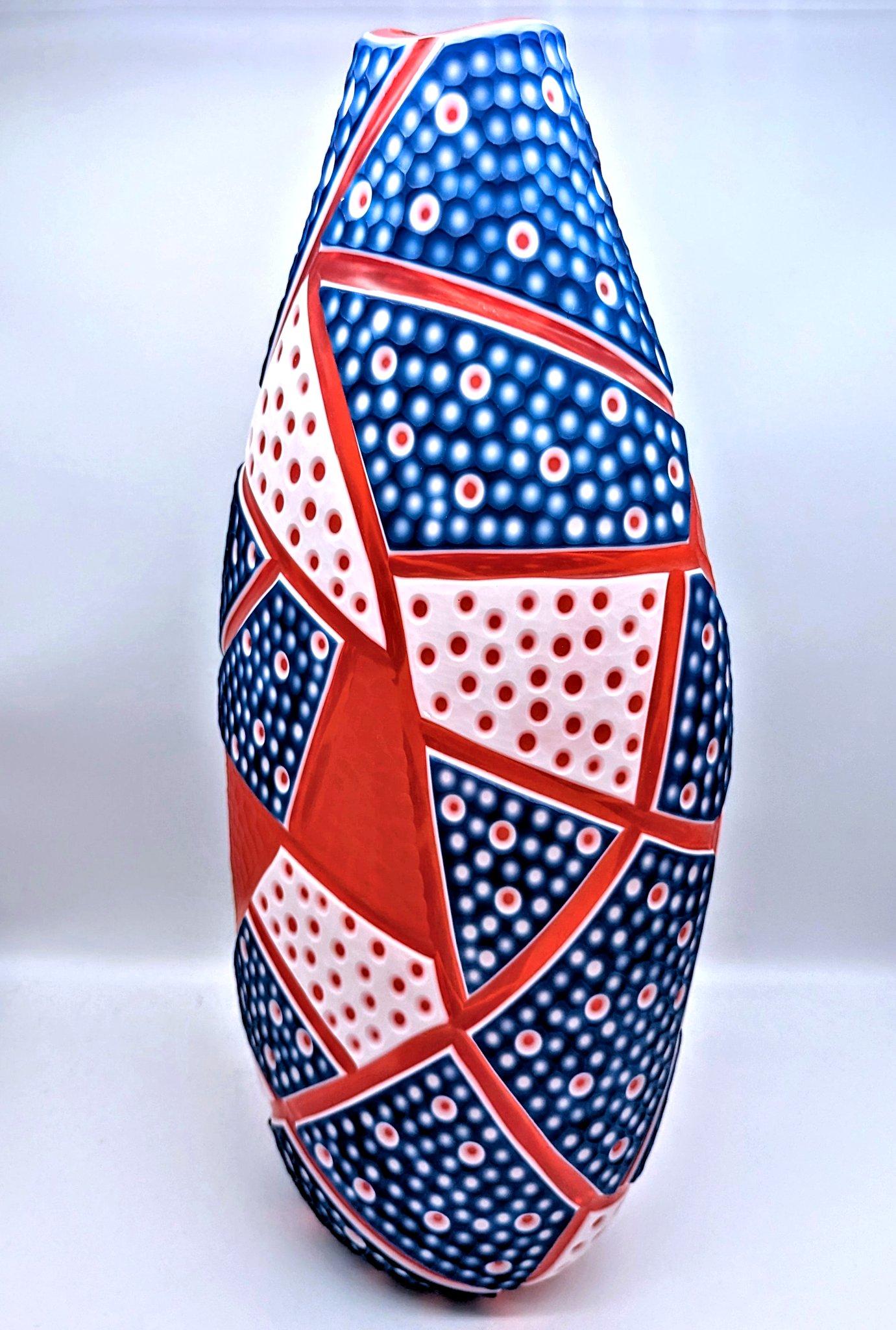 Rouge, blanc et bleu, une sculpture en verre de Pietro et Riccardo Ferro réalisée sur l'île de Murano en 2020. Ayant commencé très tôt dans l'entreprise familiale 