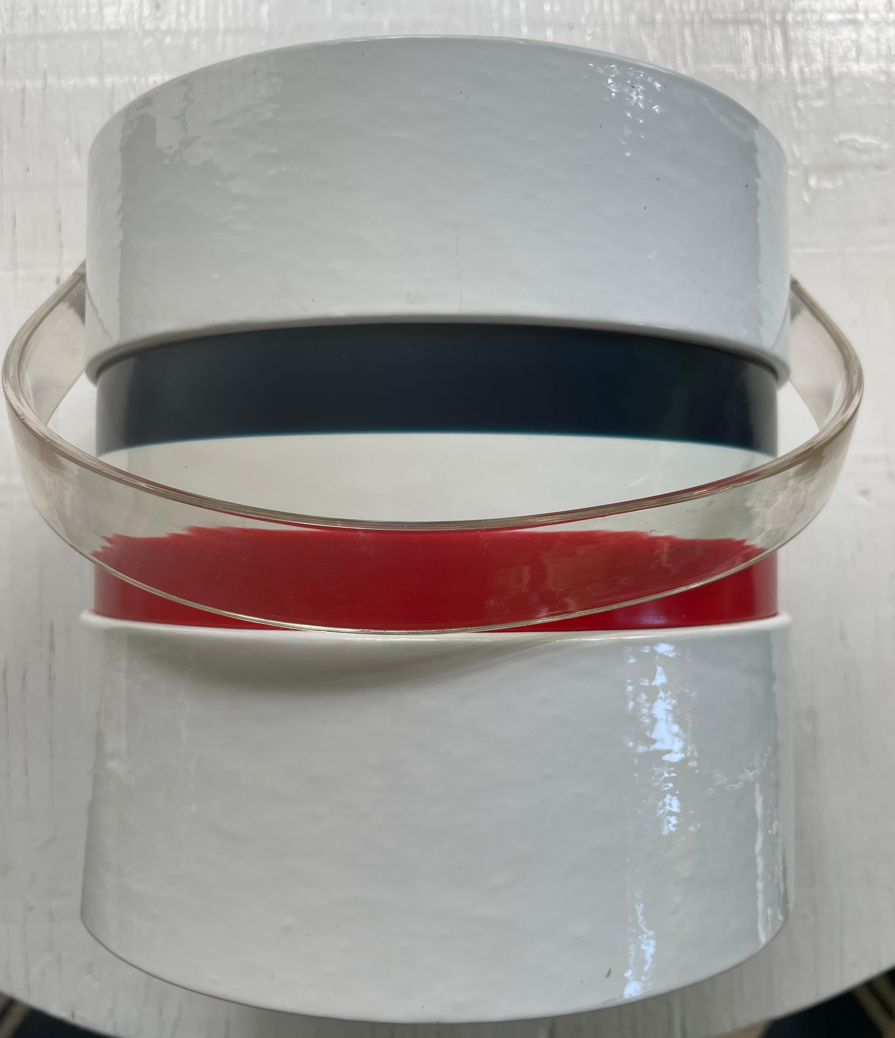 Red white and blue banded American ice bucket. Lucite handled mid century plastic insulated ice bucket with clear lucite lid and handsome red white and blue banding. United States, mid 20th Century
Dimensions: 8