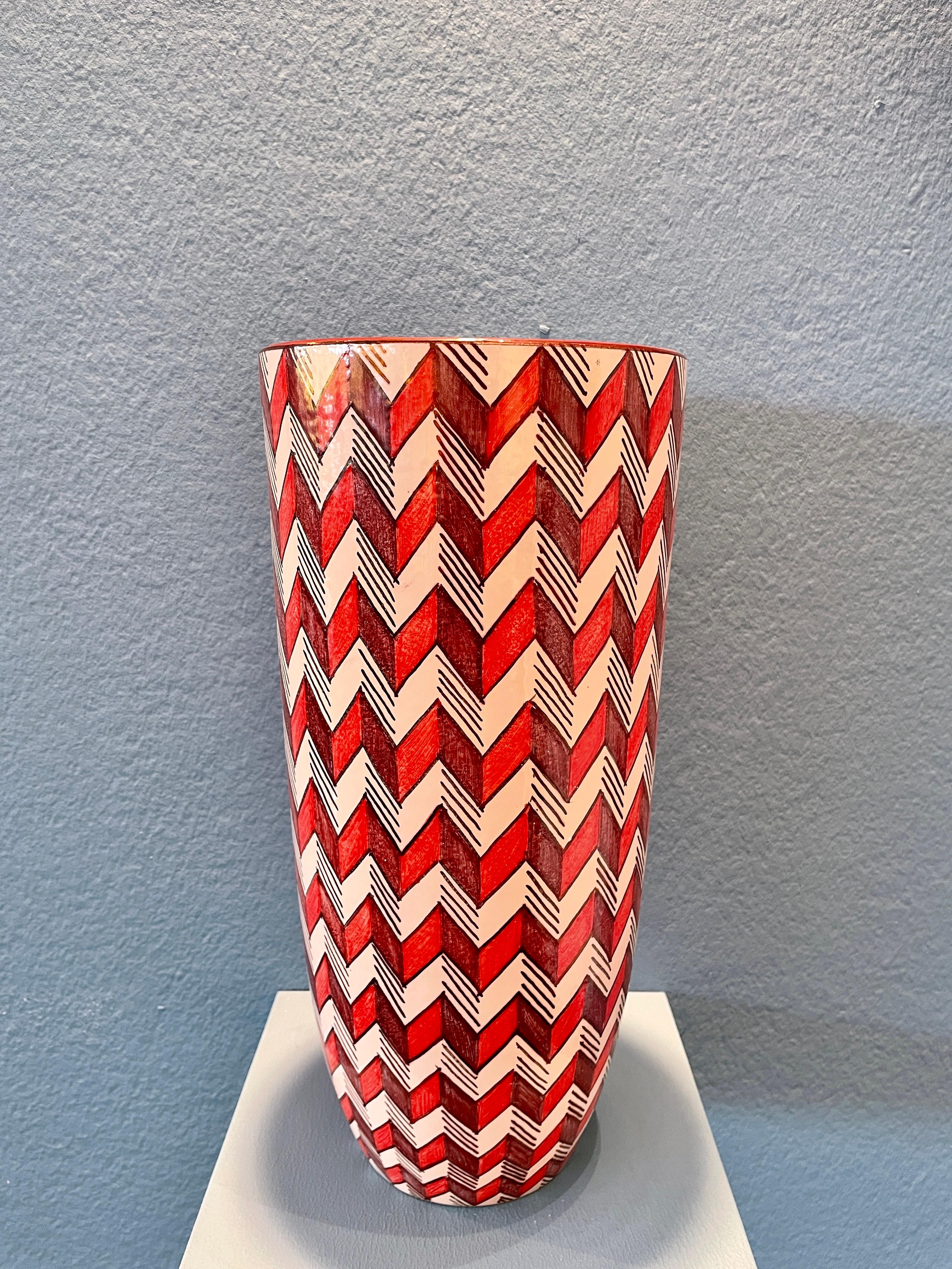 Bottega Vignoli, vaso Byzantium, 2022, maiolica dipinta a mano  licenziato  fuoco pieno riduzione del fuoco   17 cm x 37 cm di altezza. Pezzo unico.

La Bottega Vignoli, con sede a Faenza, il cuore storico della maiolica italiana, offre