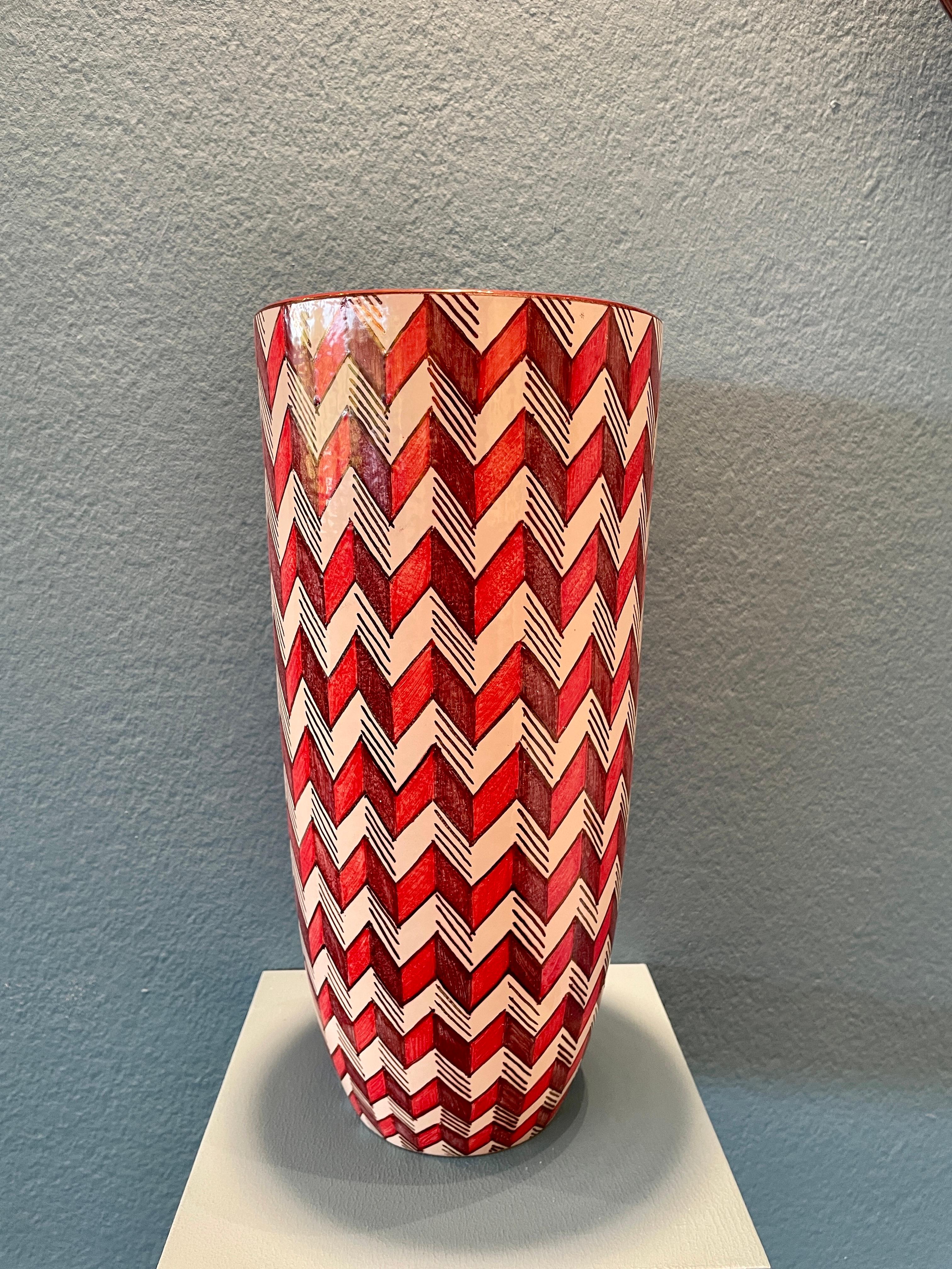 Romano classico Vaso in ceramica Byzantium rosso e bianco dipinto a mano in maiolica Italia Contemporary in vendita