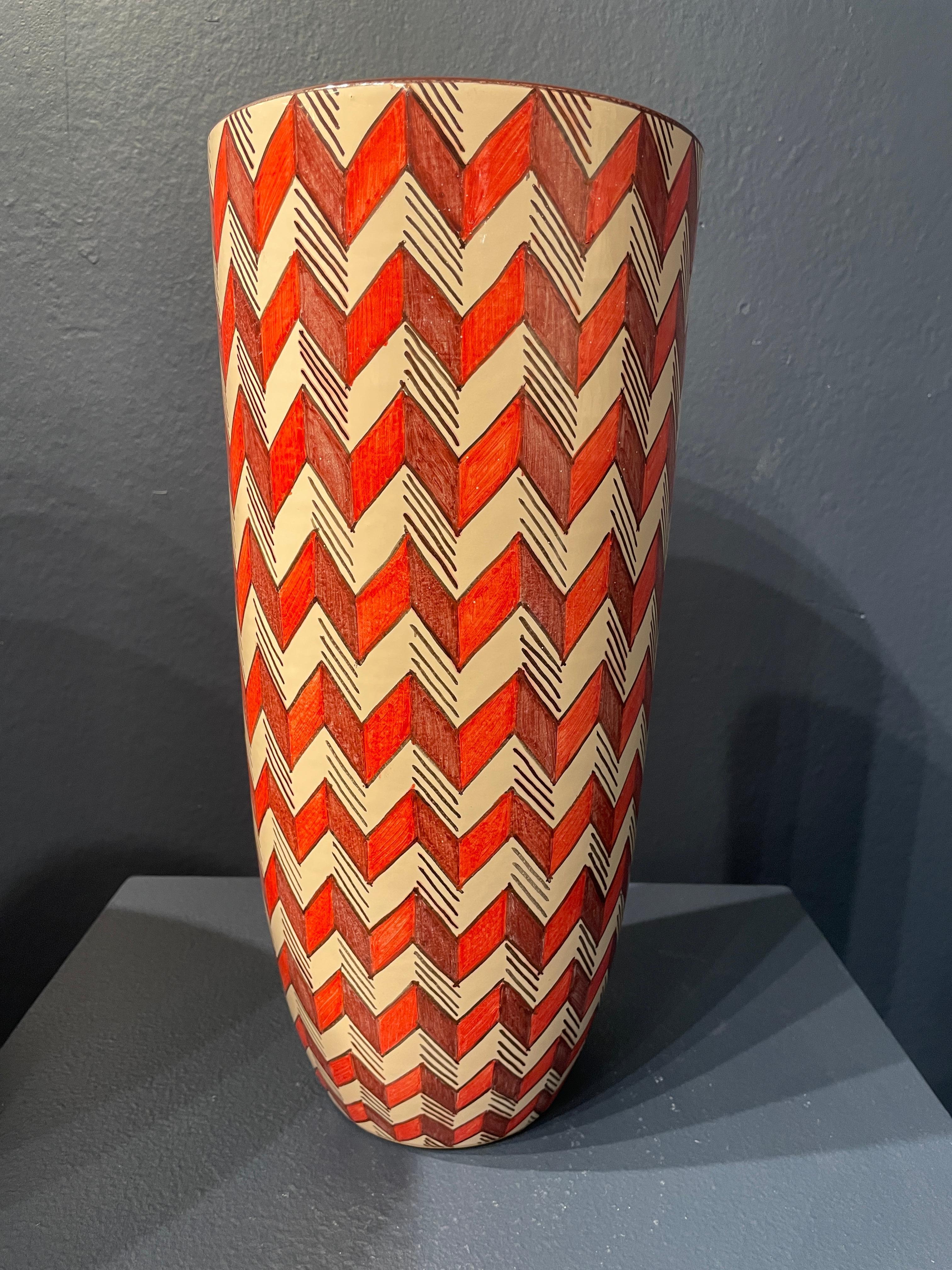 Italiano Vaso in ceramica Byzantium rosso e bianco dipinto a mano in maiolica Italia Contemporary in vendita