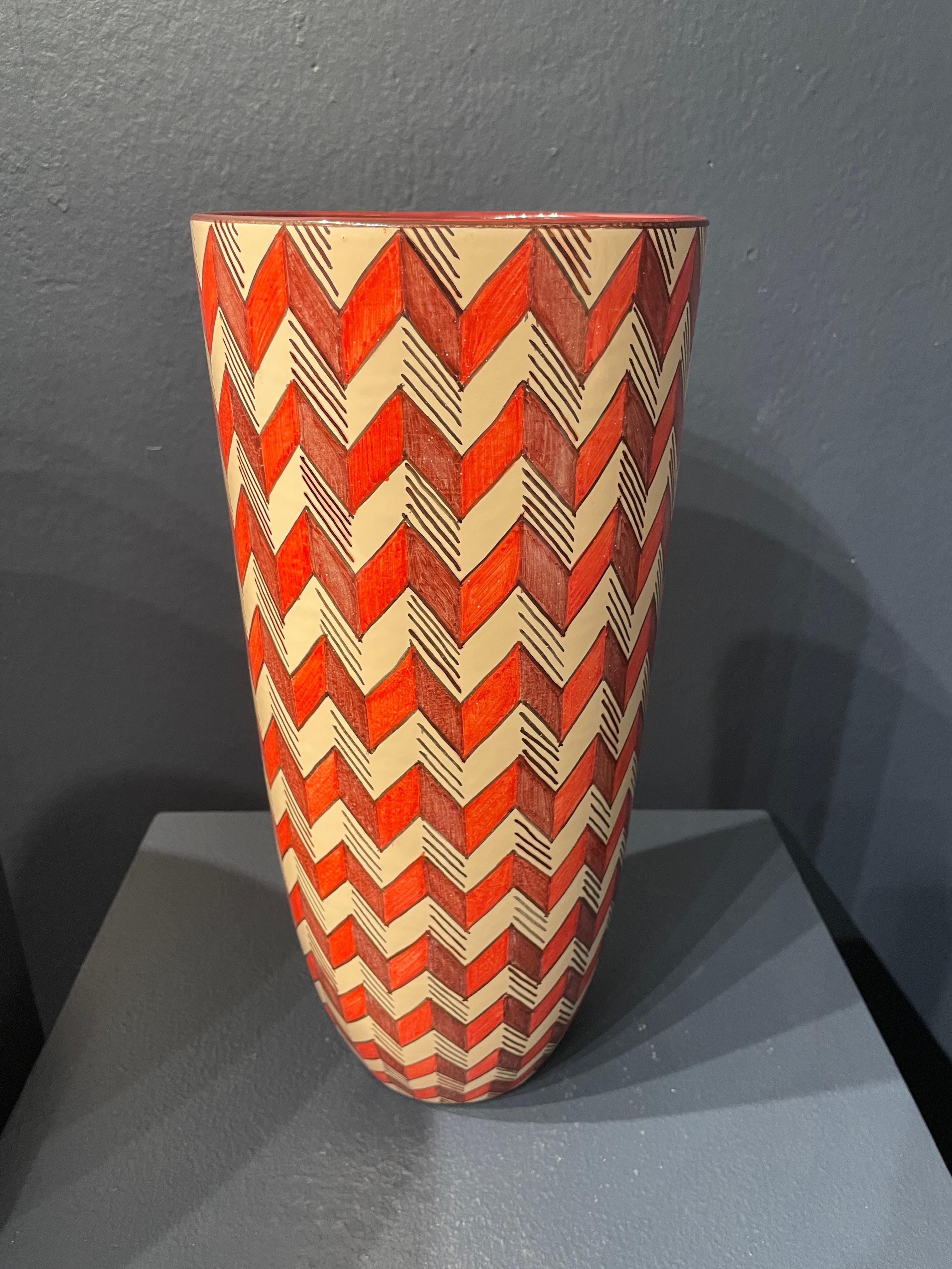 Dipinto a mano Vaso in ceramica Byzantium rosso e bianco dipinto a mano in maiolica Italia Contemporary in vendita