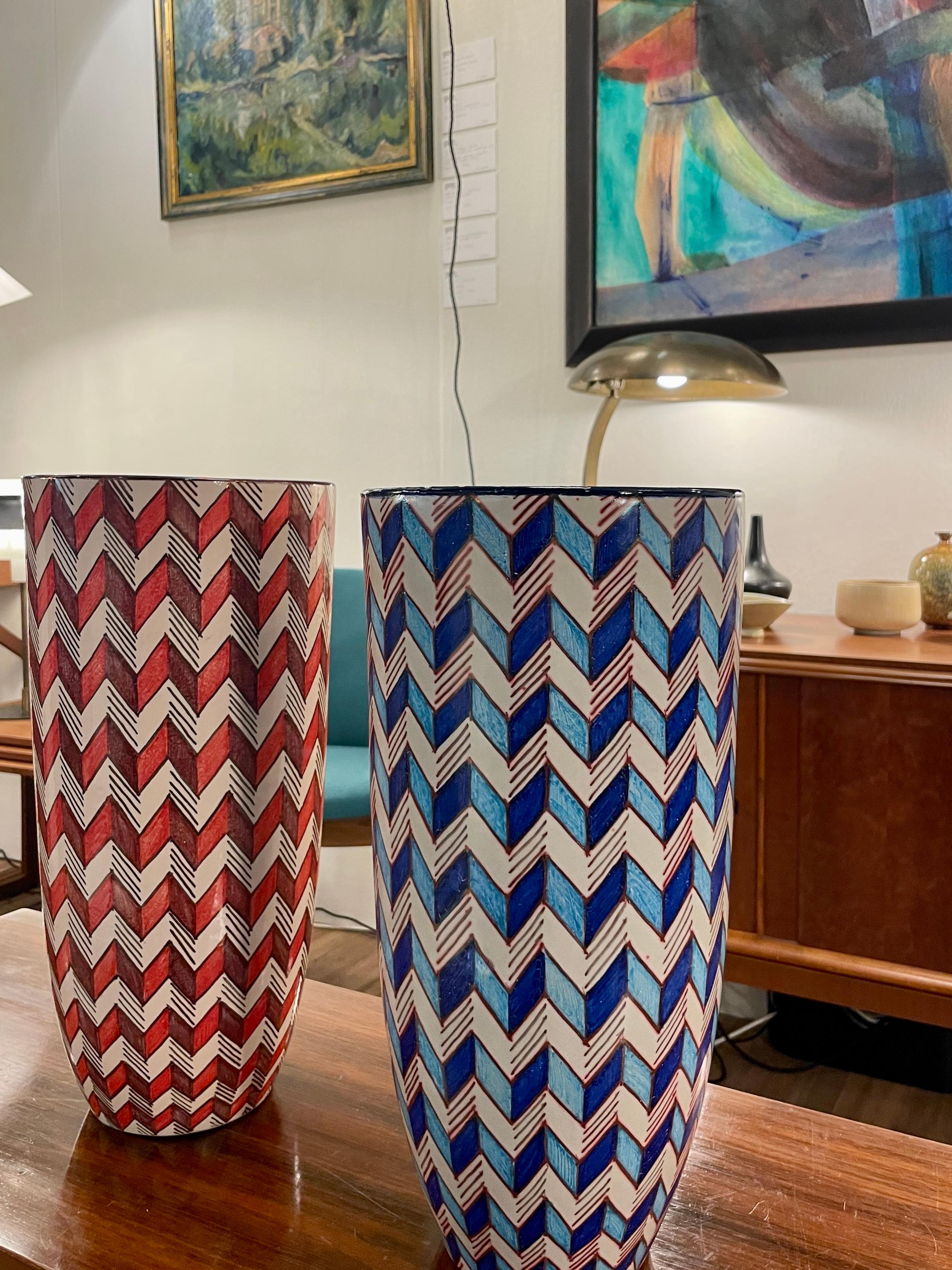 Ceramica Vaso in ceramica Byzantium rosso e bianco dipinto a mano in maiolica Italia Contemporary in vendita
