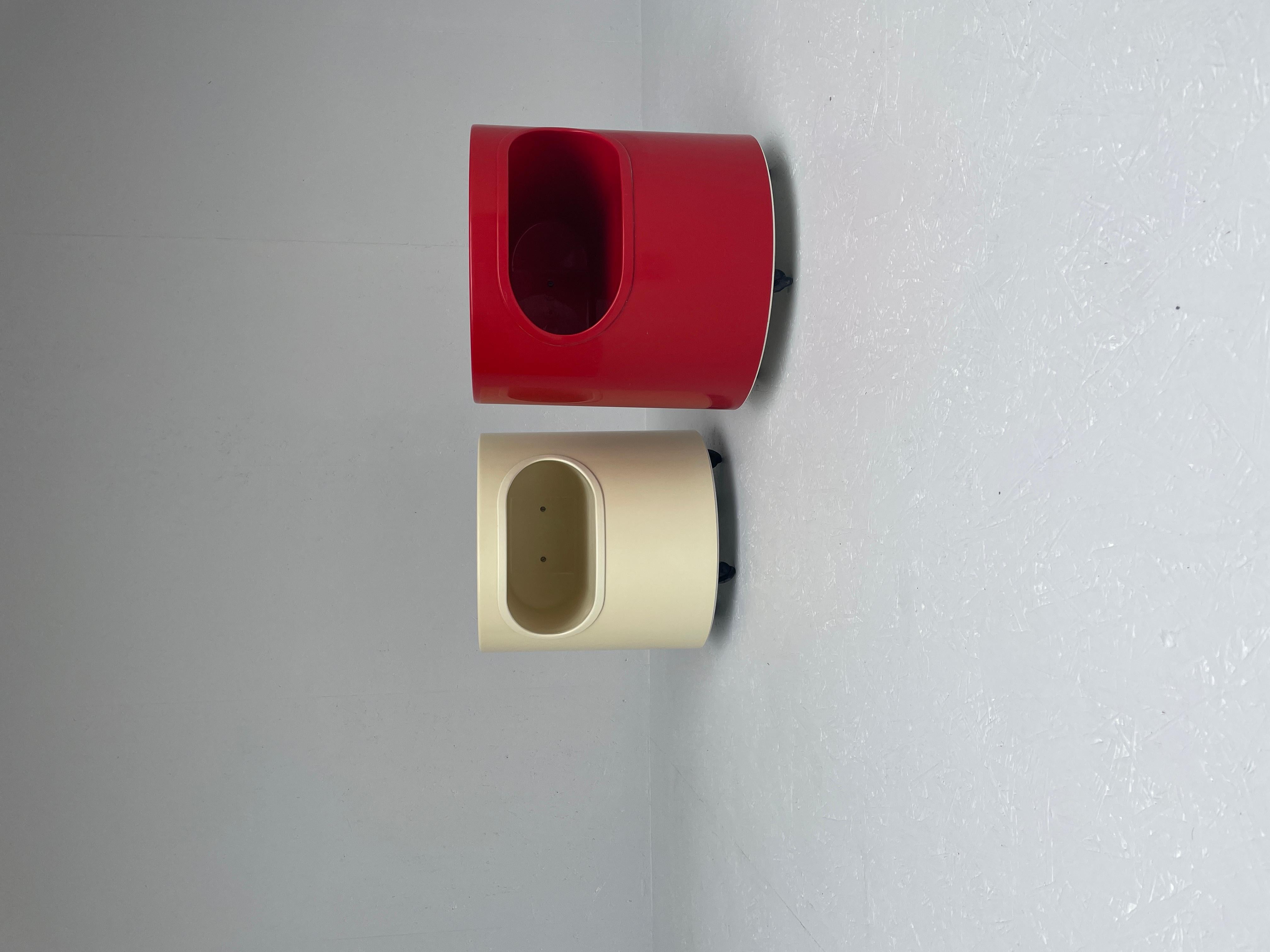 ARTEMIDE Giano Vano Bedside table in red and white Plastic. Made in Italy. 1960' Retro MCM Design by. Emma Gismondi
Dimensions: H44, D39
Good condition. Lightly used, with very light scratches, or minor cosmetic wear, but has no structural issues.