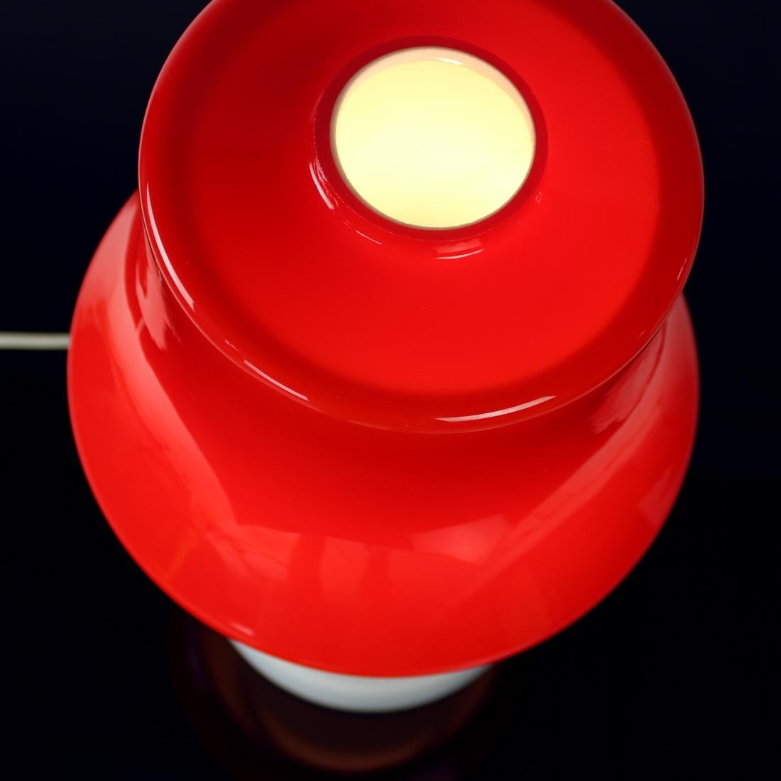 Tischlampe aus rotem und weißem Opalglas von Stefan Tabery, 1960er Jahre im Angebot 4