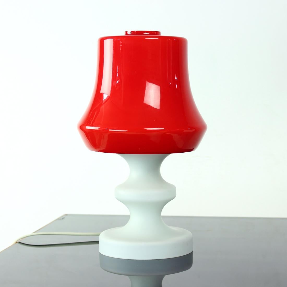 Einzigartige und schöne Tischlampe. Hergestellt als Teil der Chessmen-Kollektion, entworfen von Stefan Tabery für OPP Jihlava in den 1960er Jahren. Diese Lampe ist in einem ausgezeichneten Zustand. Der rote Opalfarbton hat eine tiefrote Farbe. Sie