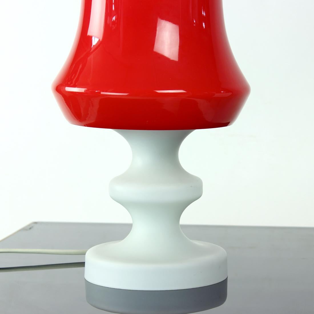 Tischlampe aus rotem und weißem Opalglas von Stefan Tabery, 1960er Jahre (Moderne der Mitte des Jahrhunderts) im Angebot