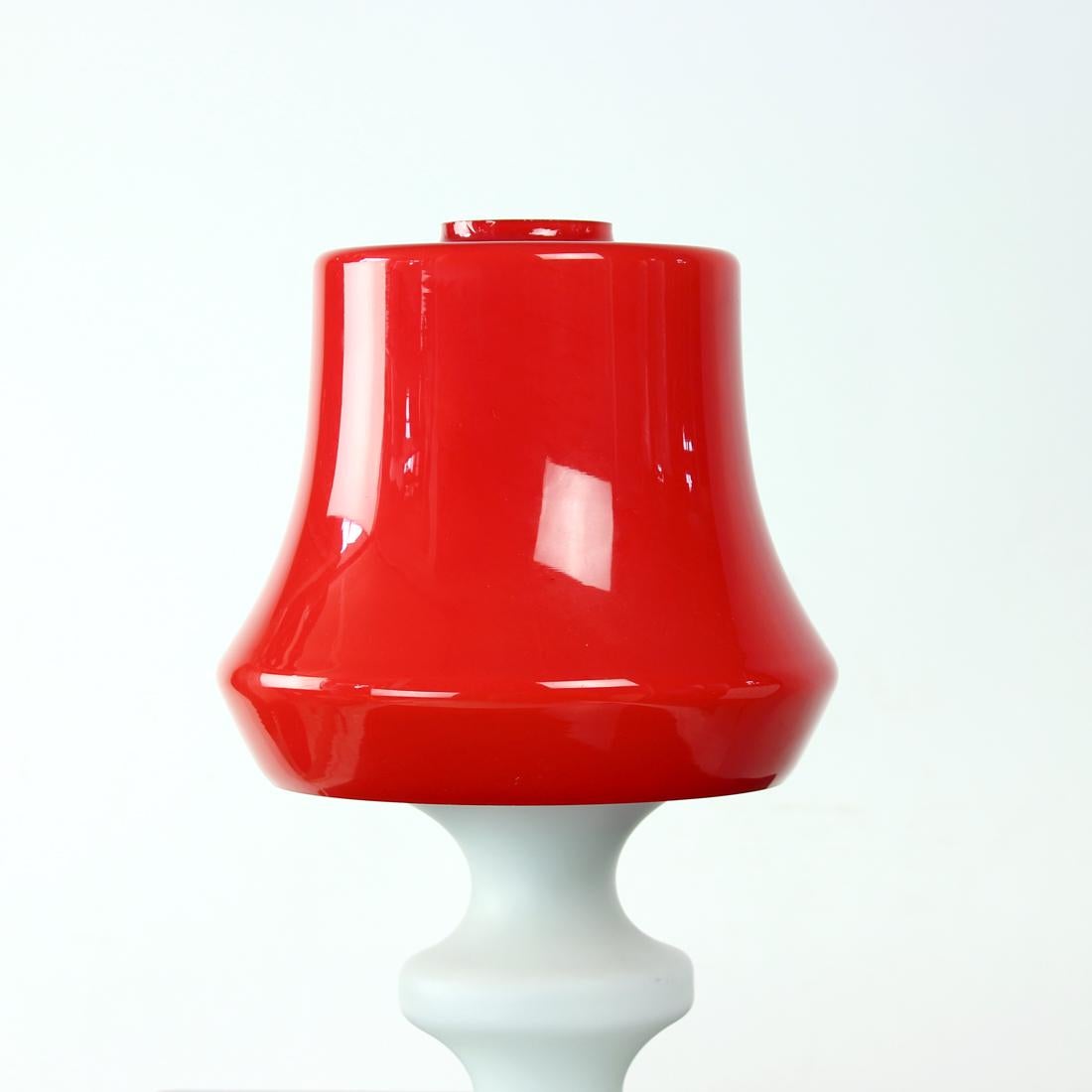 Tischlampe aus rotem und weißem Opalglas von Stefan Tabery, 1960er Jahre (Tschechisch) im Angebot