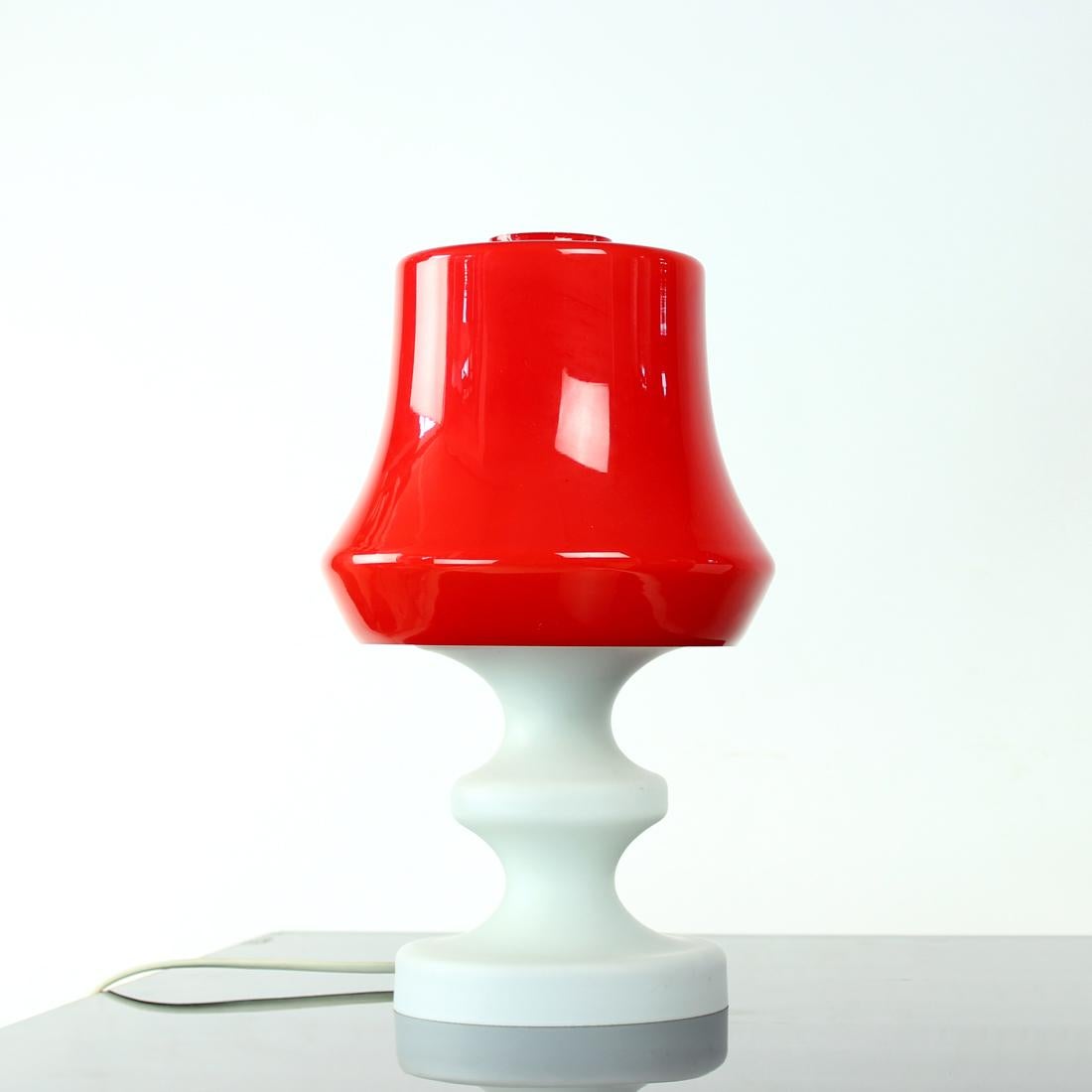 Tischlampe aus rotem und weißem Opalglas von Stefan Tabery, 1960er Jahre im Zustand „Hervorragend“ im Angebot in Zohor, SK
