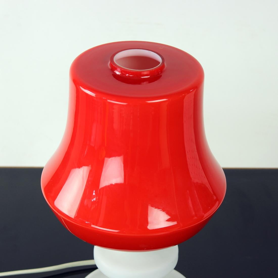 Tischlampe aus rotem und weißem Opalglas von Stefan Tabery, 1960er Jahre (Mitte des 20. Jahrhunderts) im Angebot