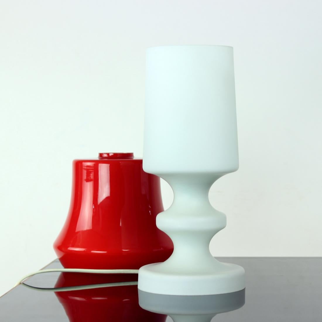 Tischlampe aus rotem und weißem Opalglas von Stefan Tabery, 1960er Jahre im Angebot 1