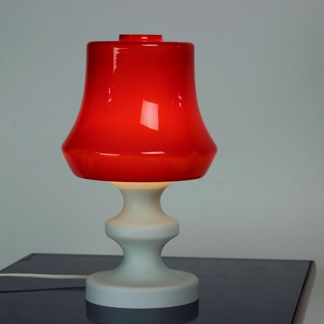 Tischlampe aus rotem und weißem Opalglas von Stefan Tabery, 1960er Jahre im Angebot 2