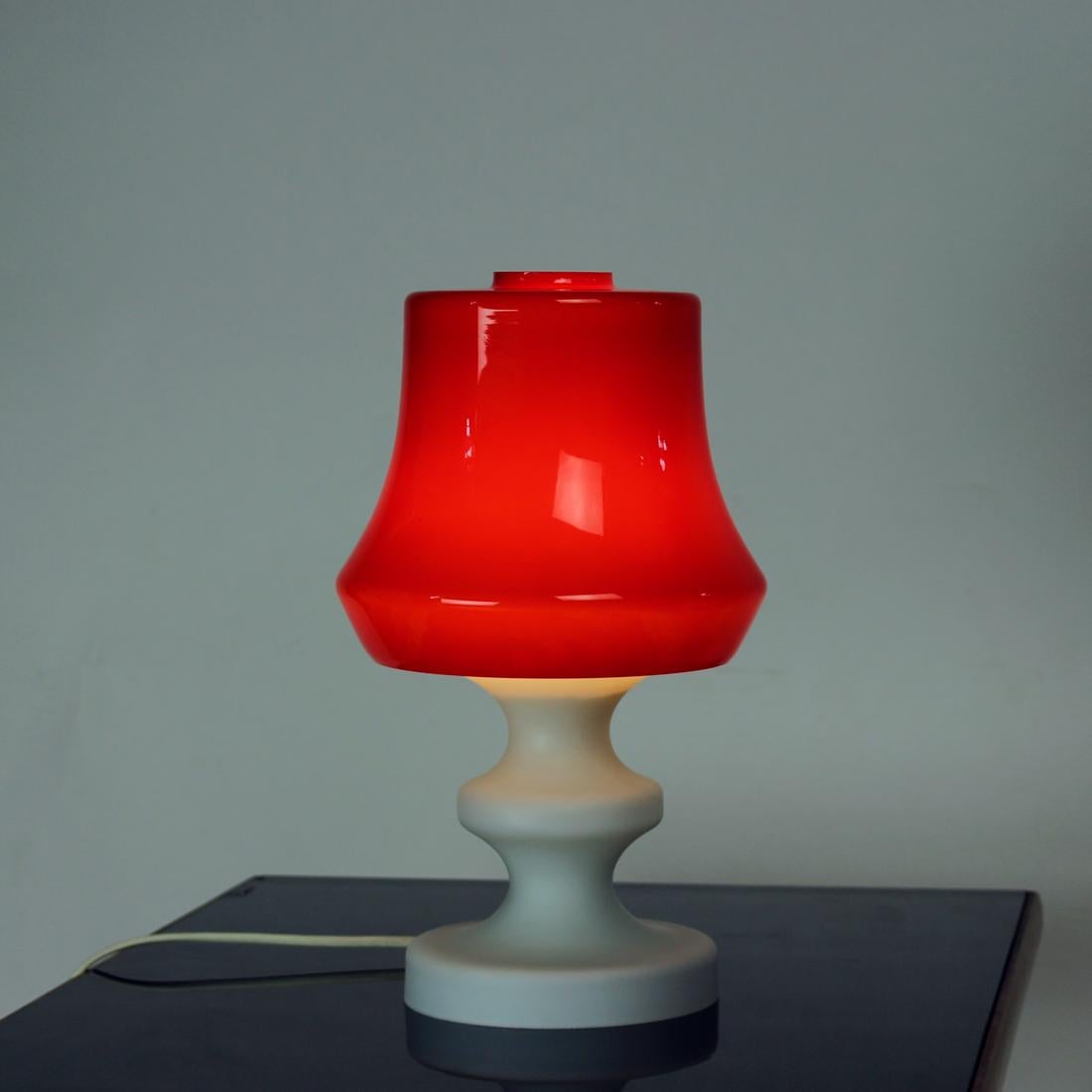 Tischlampe aus rotem und weißem Opalglas von Stefan Tabery, 1960er Jahre im Angebot 3