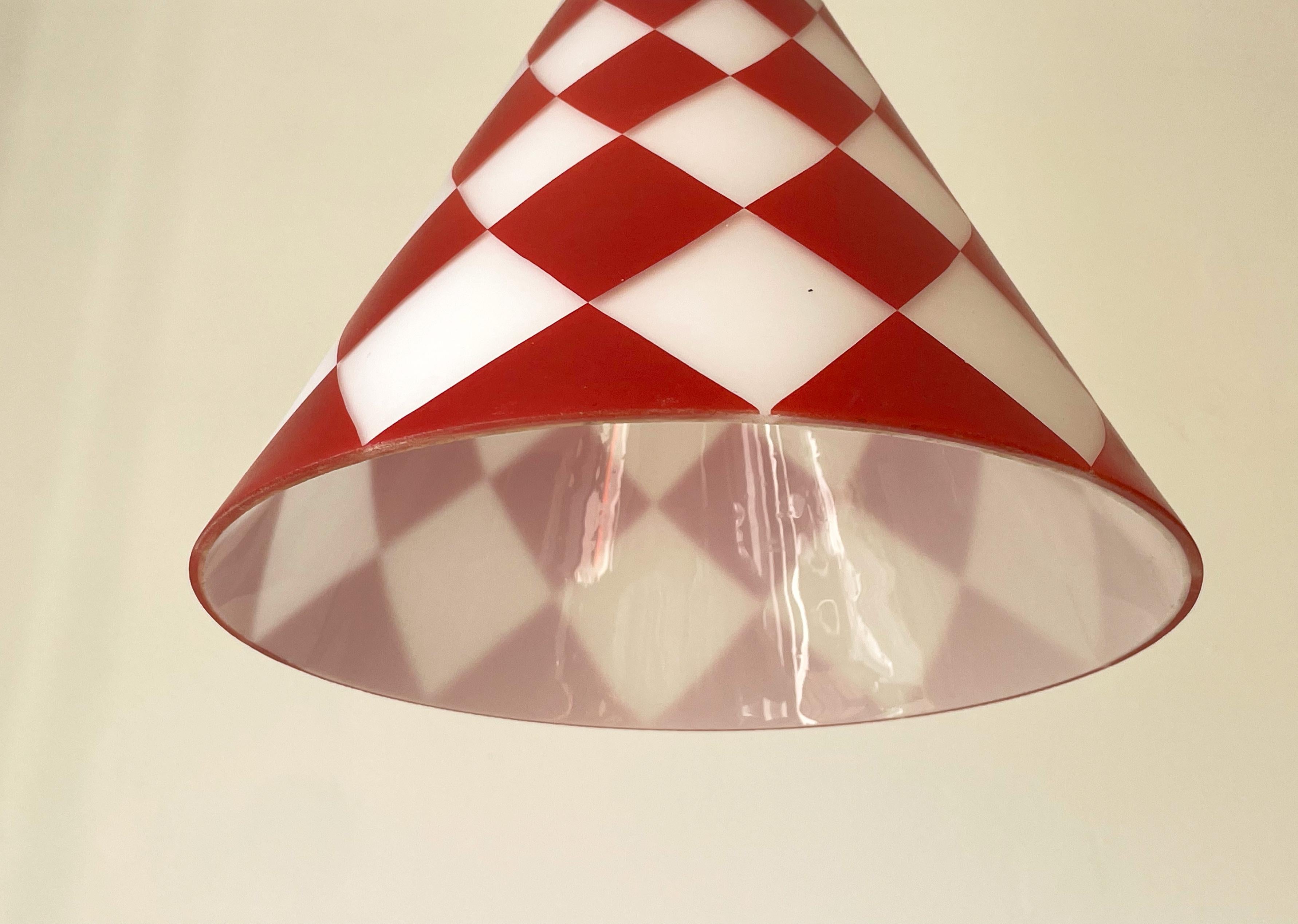 Verre Pendentif cône carré en verre opalin rouge et blanc, années 1970 en vente