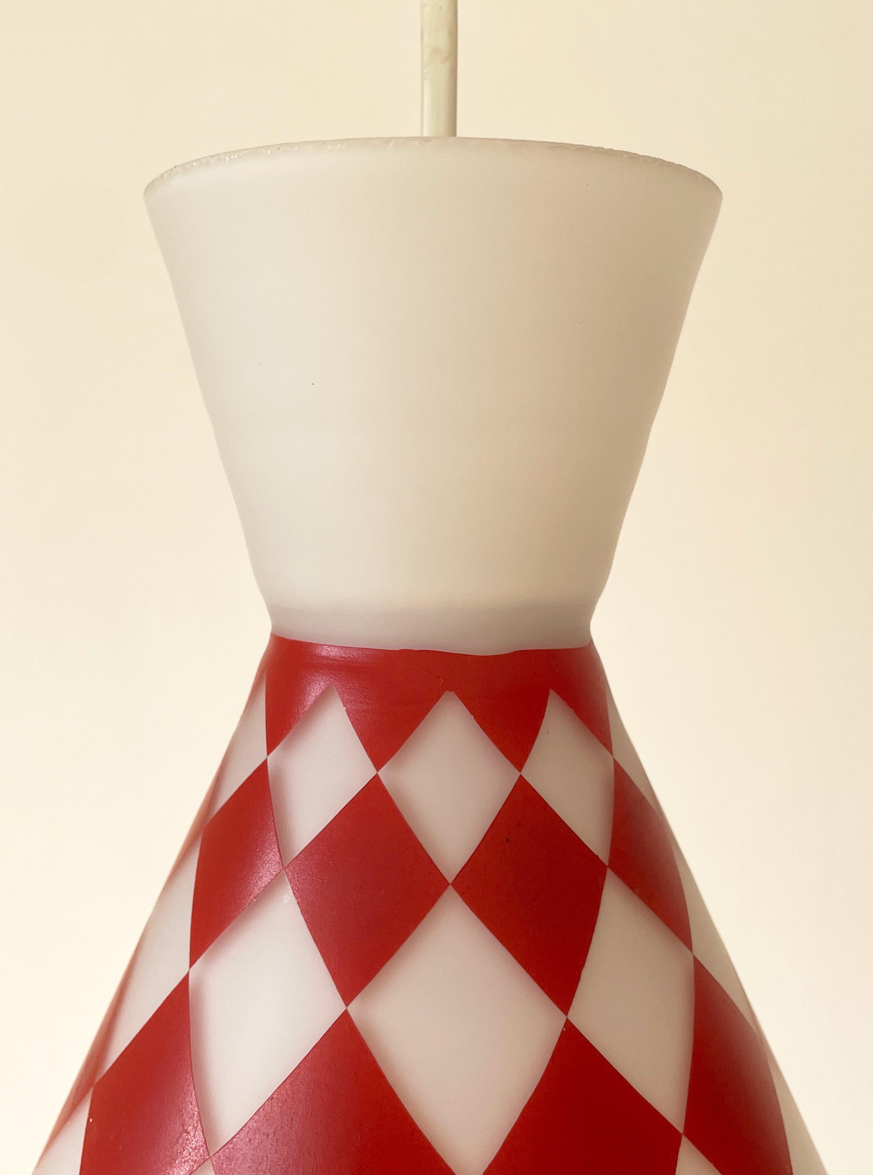 Pendentif cône carré en verre opalin rouge et blanc, années 1970 en vente 1