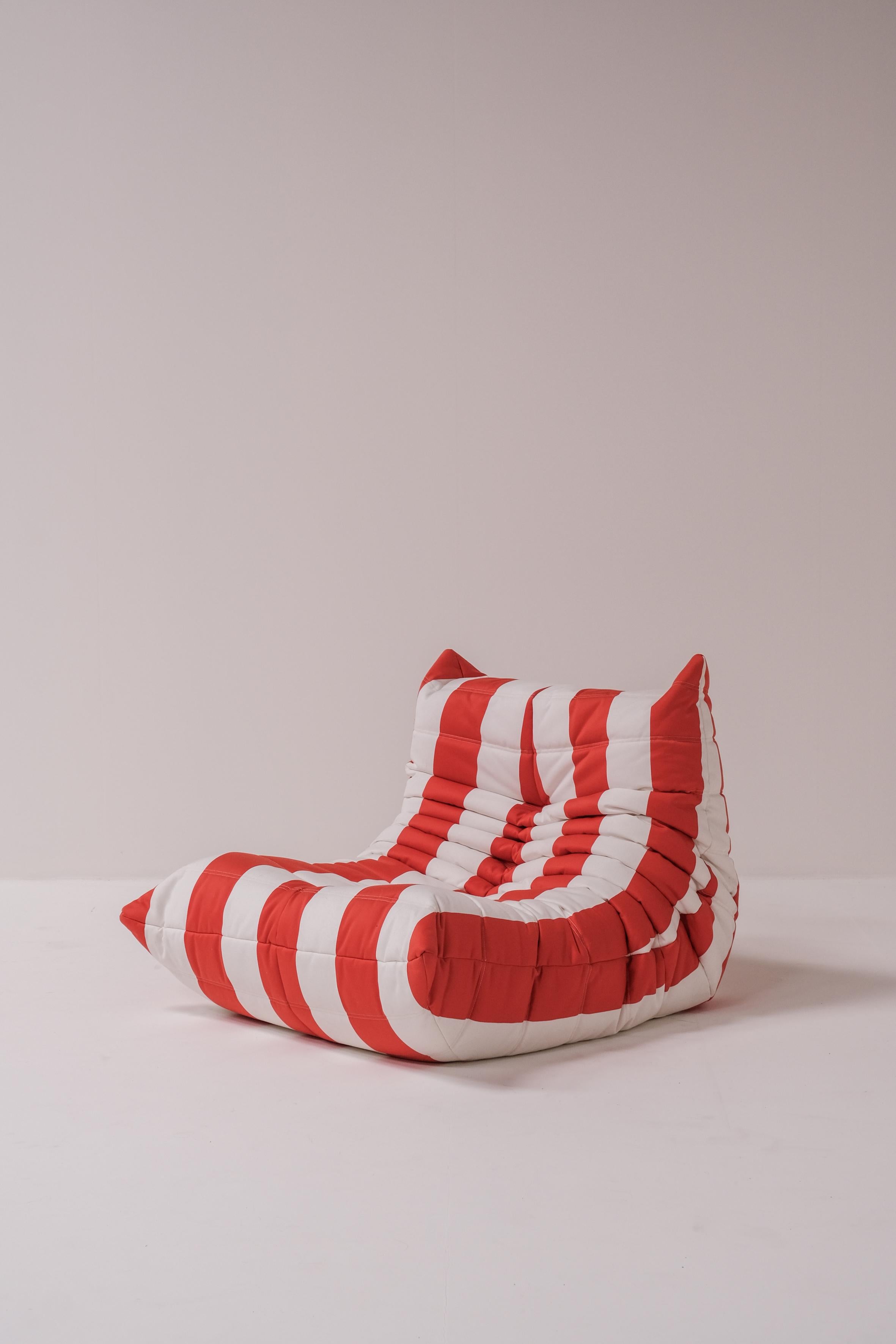 This vintage togo desgined by Michel Ducaroy for Ligne Roset has been reupholstered in a new white red striped fabric. This fabric is an outdoor fabric and has been used as a showroom model outside our pop up store at the belgian sea side. 

The