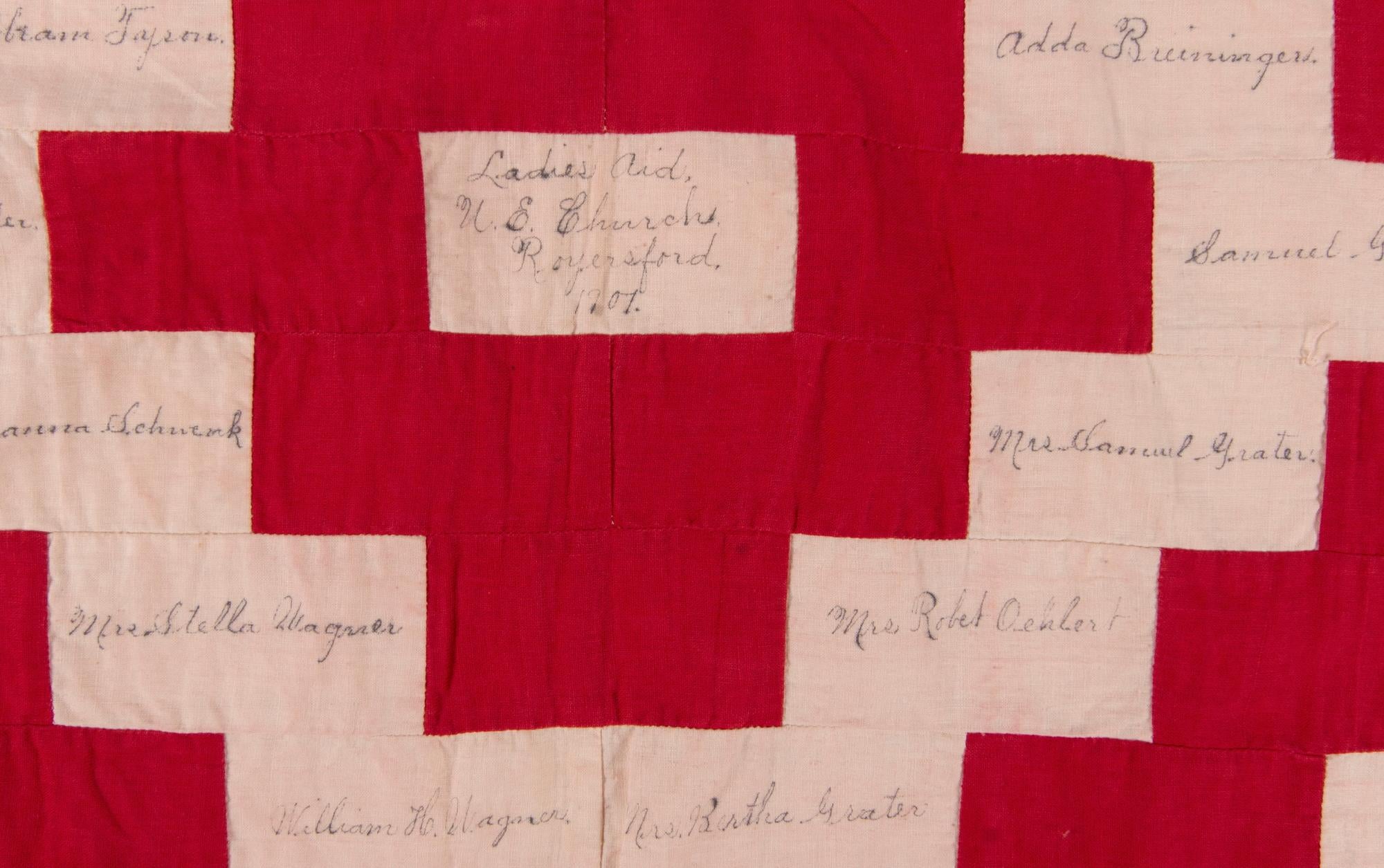 ROT-WEISS, SONNENSCHEIN UND SCHATTEN, SIGNIERTER QUILT, HERGESTELLT VON DER LADIES AID SOCIETY DER VEREINIGTEN EVANGELISCHEN KIRCHE IN ROYERSFORD, PENNSYLVANIA, MONTGOMERY COUNTY, DATIERT 1901

Ich liebe die atemberaubende Präsentation dieses