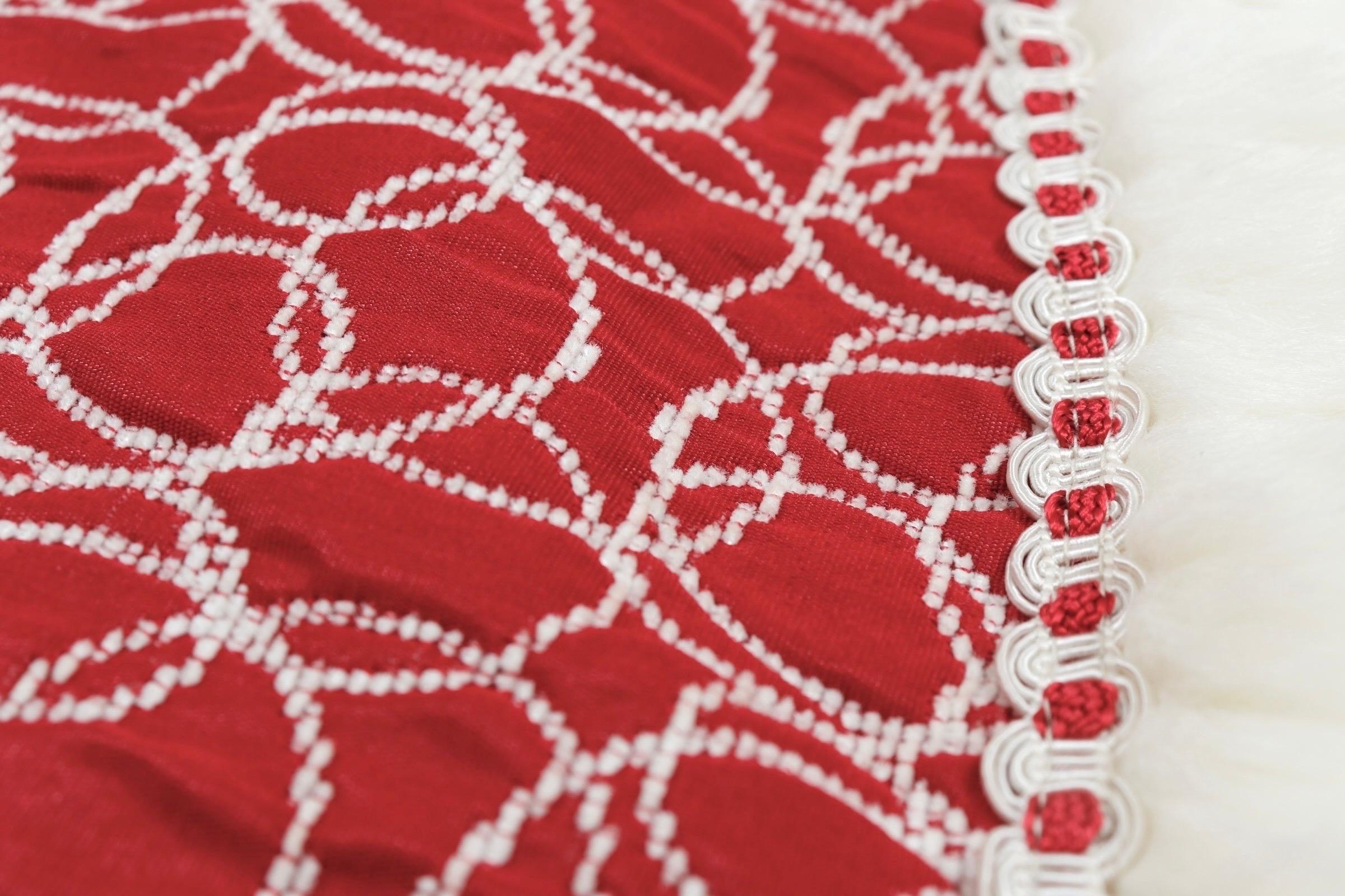 Red & White Tree Skirt with Faux Fur Trim For Sale 1