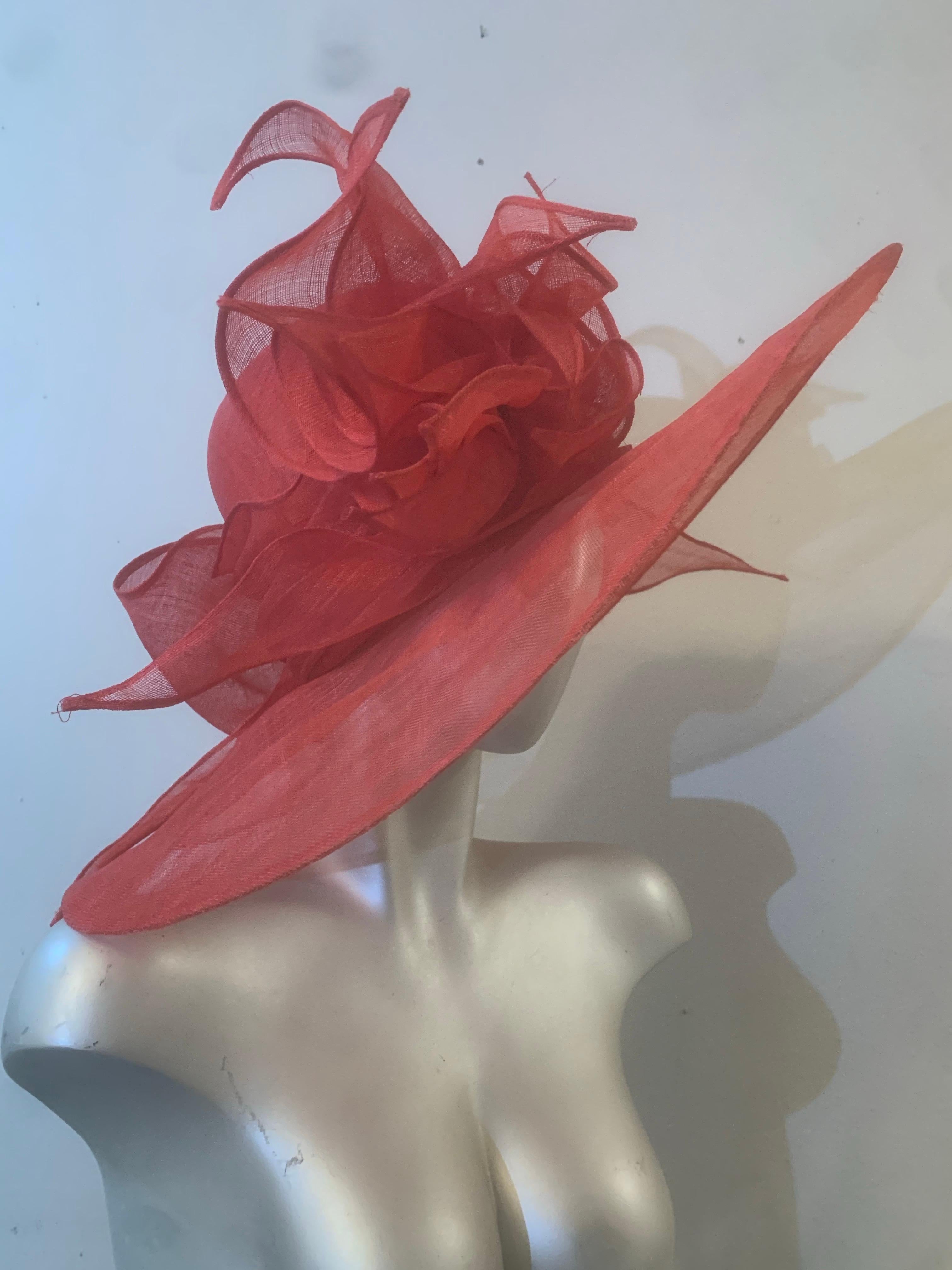 Cappello di paglia Couture rosso a tesa larga con corona rotonda ed esuberanti fiocchi di paglia in vendita 5