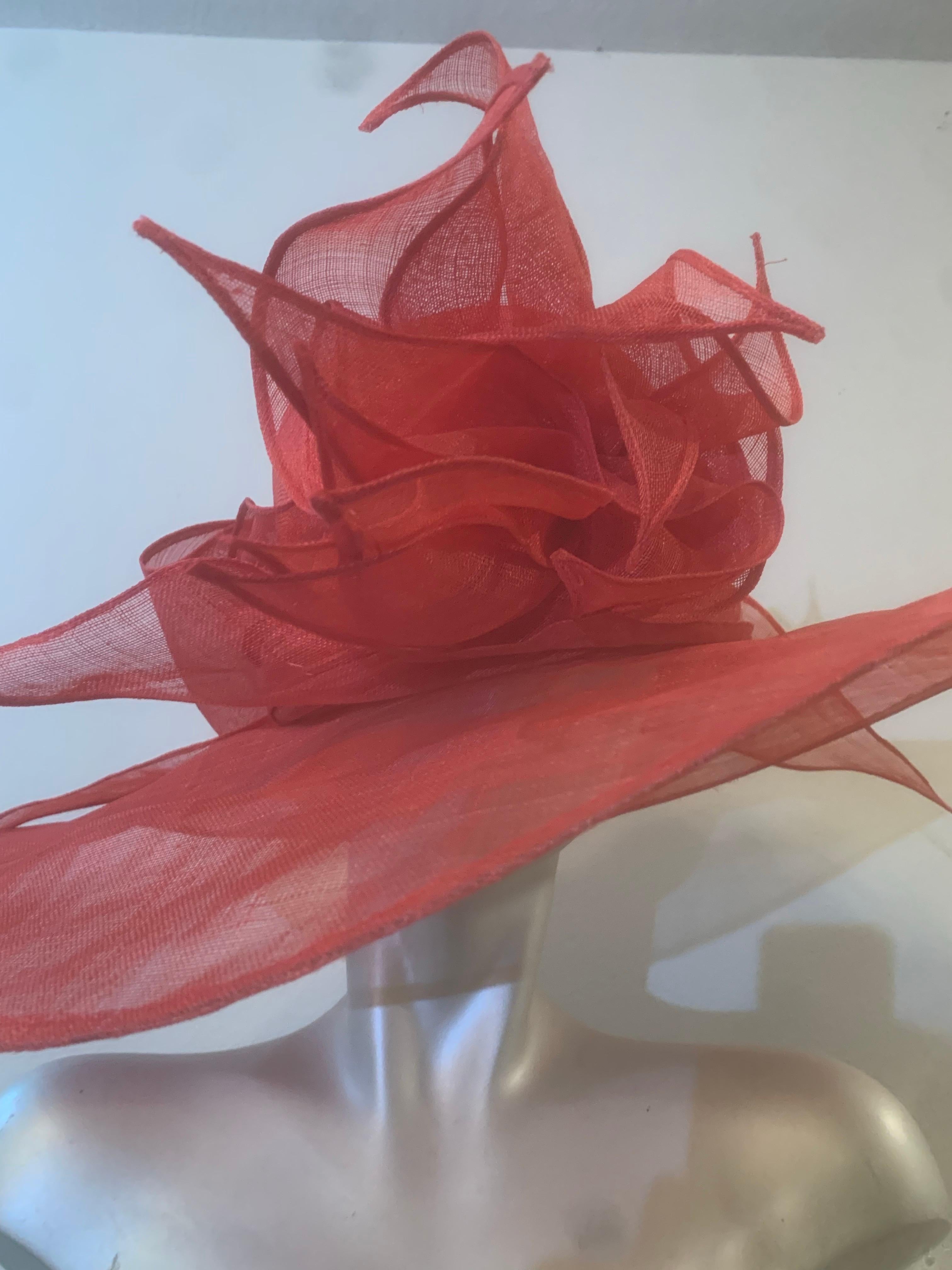 Cappello di paglia Couture rosso a tesa larga con corona rotonda ed esuberanti fiocchi di paglia in vendita 9